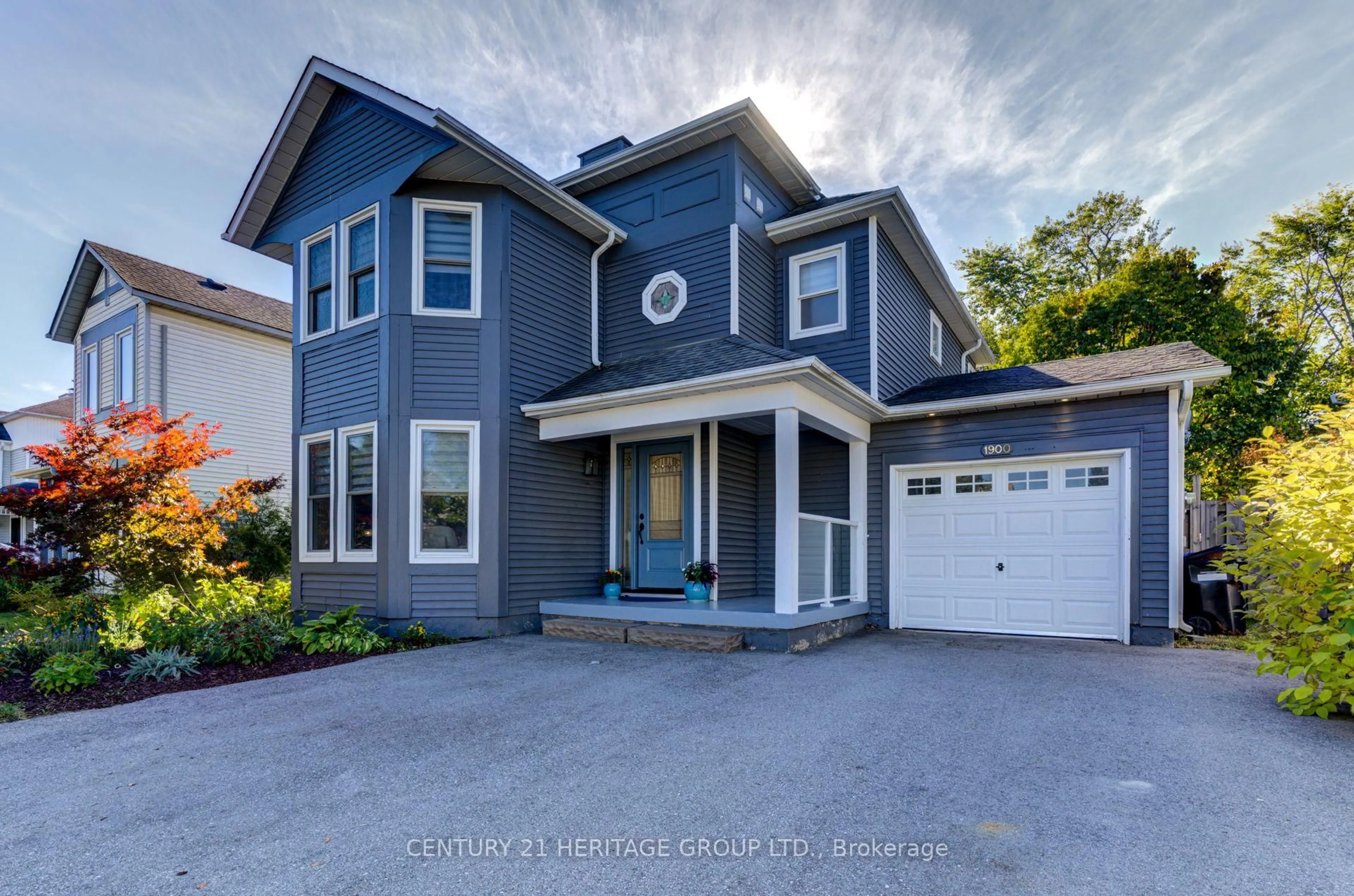 Home with vinyl exterior material, street for 1900 Applewood Ave, Innisfil Ontario L9S 1W2