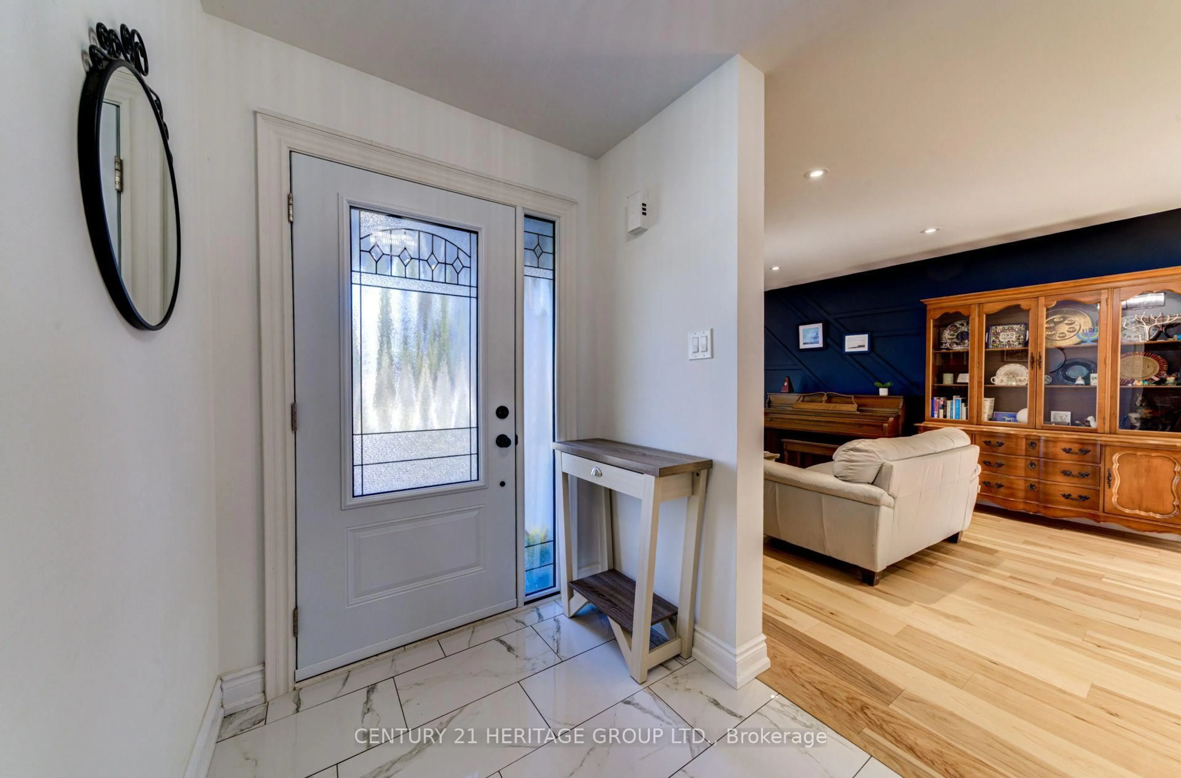 Indoor entryway for 1900 Applewood Ave, Innisfil Ontario L9S 1W2