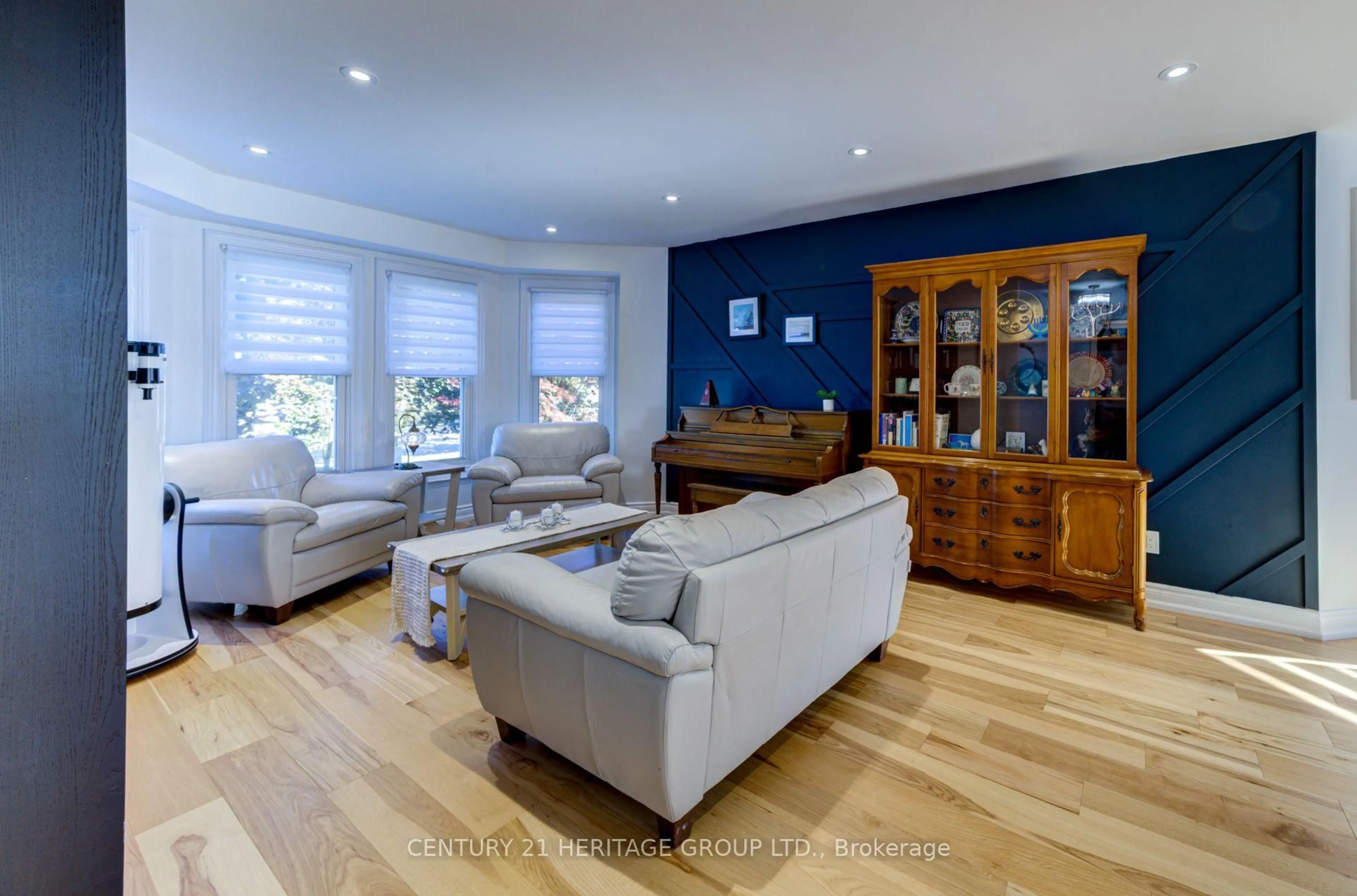 Living room with furniture, wood/laminate floor for 1900 Applewood Ave, Innisfil Ontario L9S 1W2