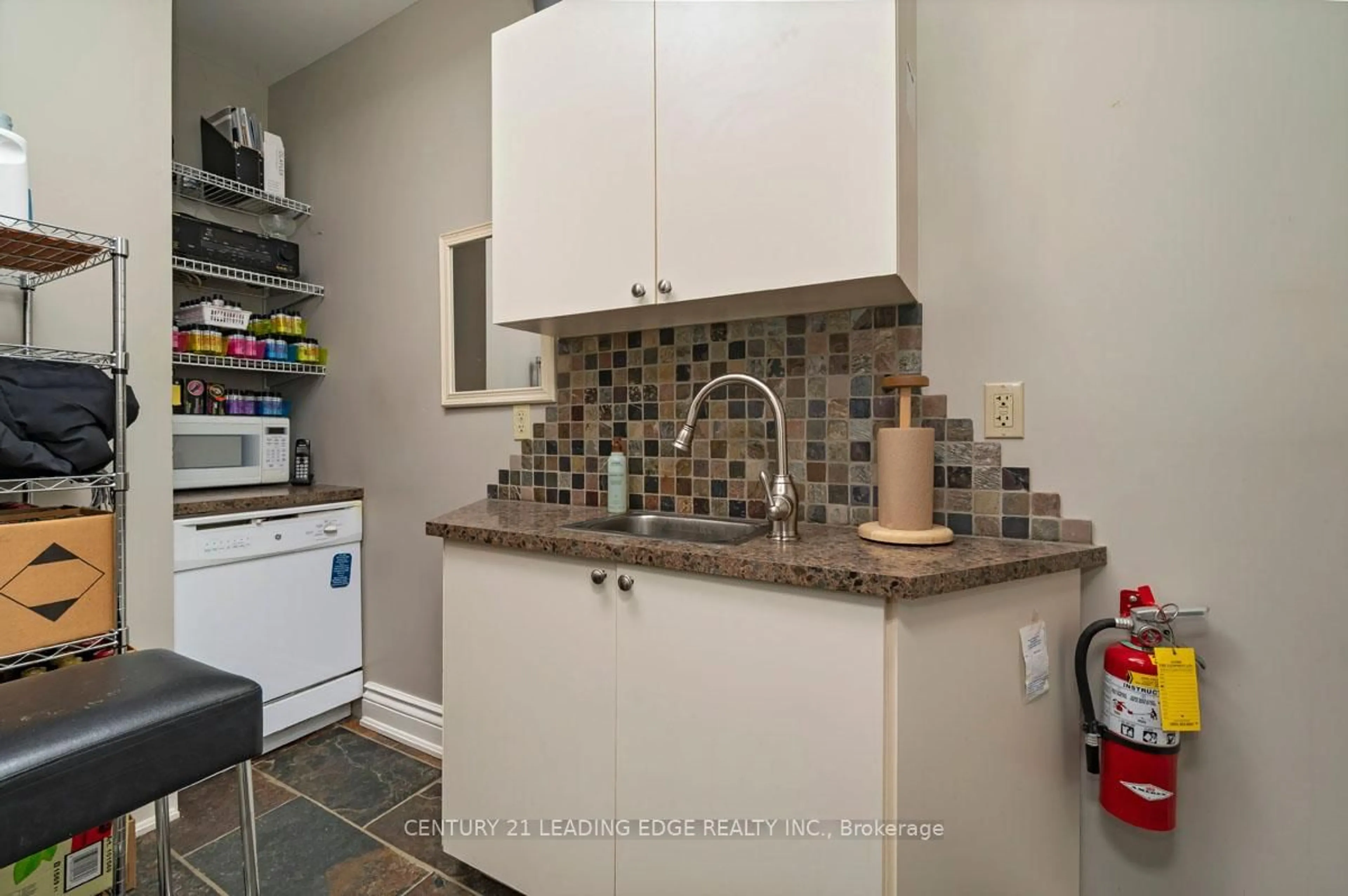 Standard kitchen, ceramic/tile floor for 6391 Main St, Whitchurch-Stouffville Ontario L4A 1G4