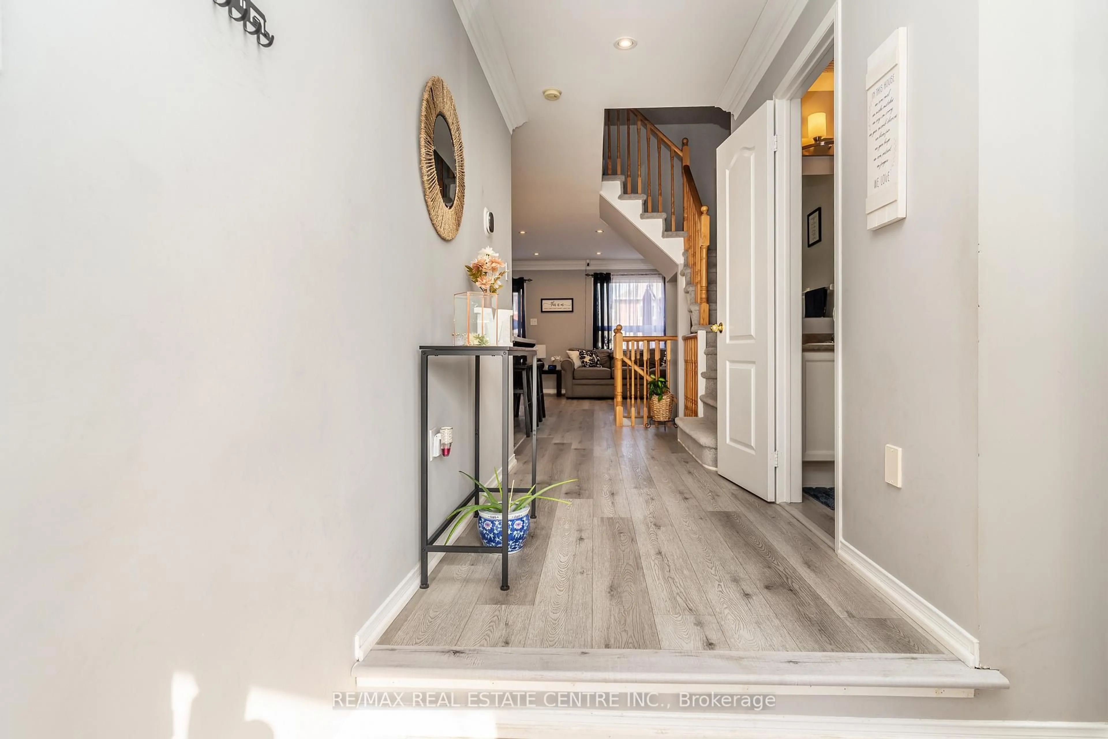Indoor entryway for 96 Henderson Cres, New Tecumseth Ontario L9R 1Y5