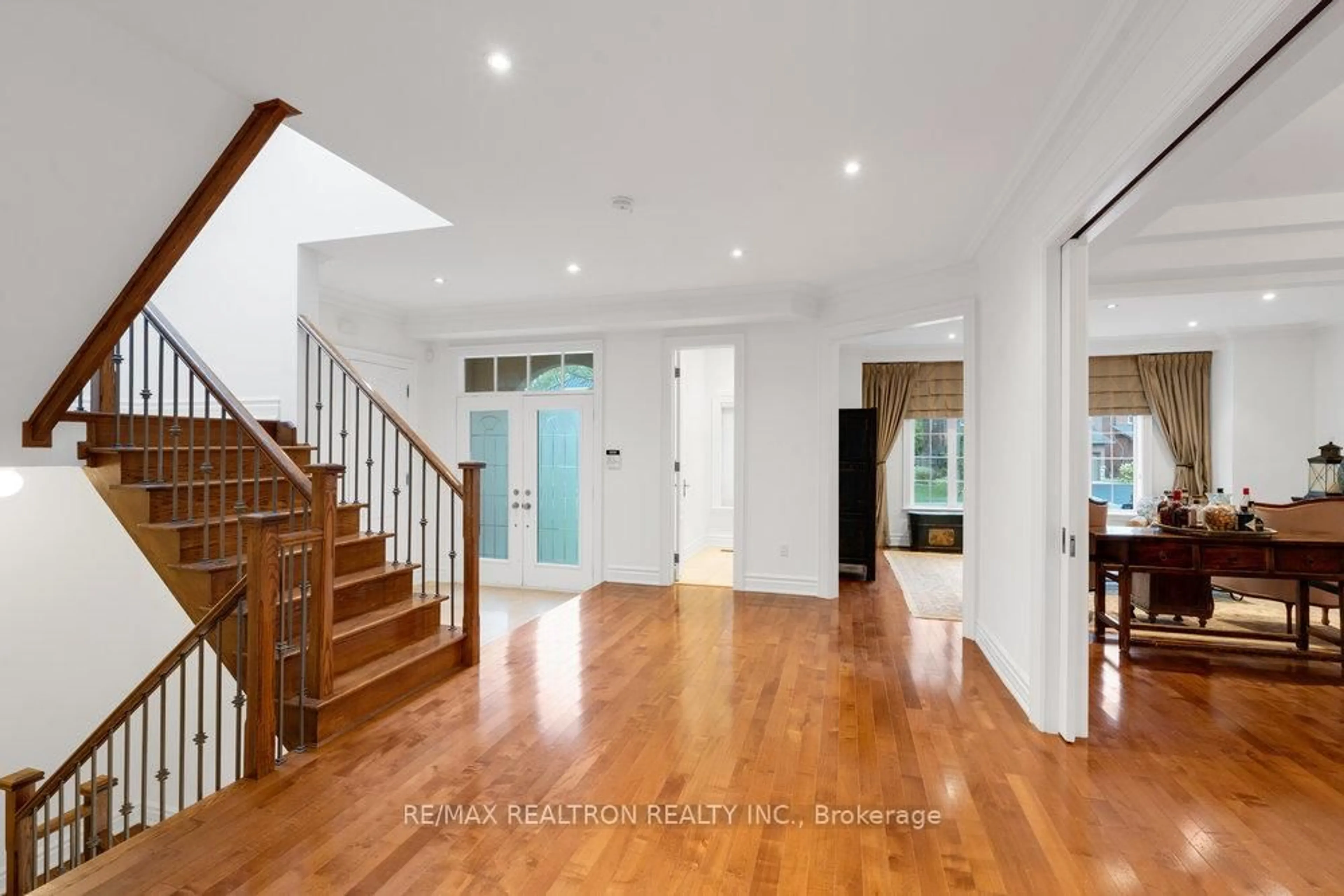 Indoor entryway for 93 Oak Ave, Richmond Hill Ontario L4C 6R6
