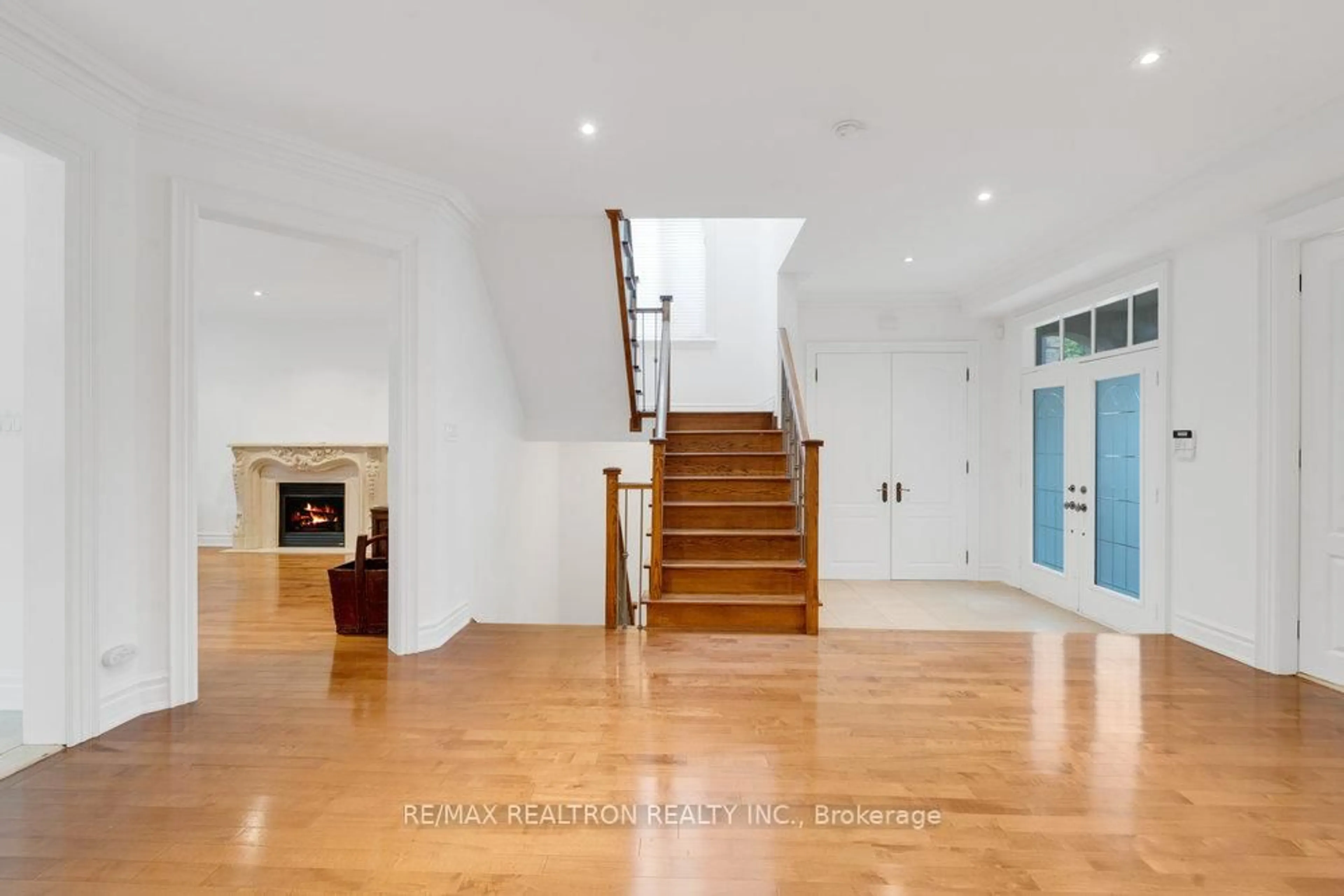 Indoor foyer for 93 Oak Ave, Richmond Hill Ontario L4C 6R6