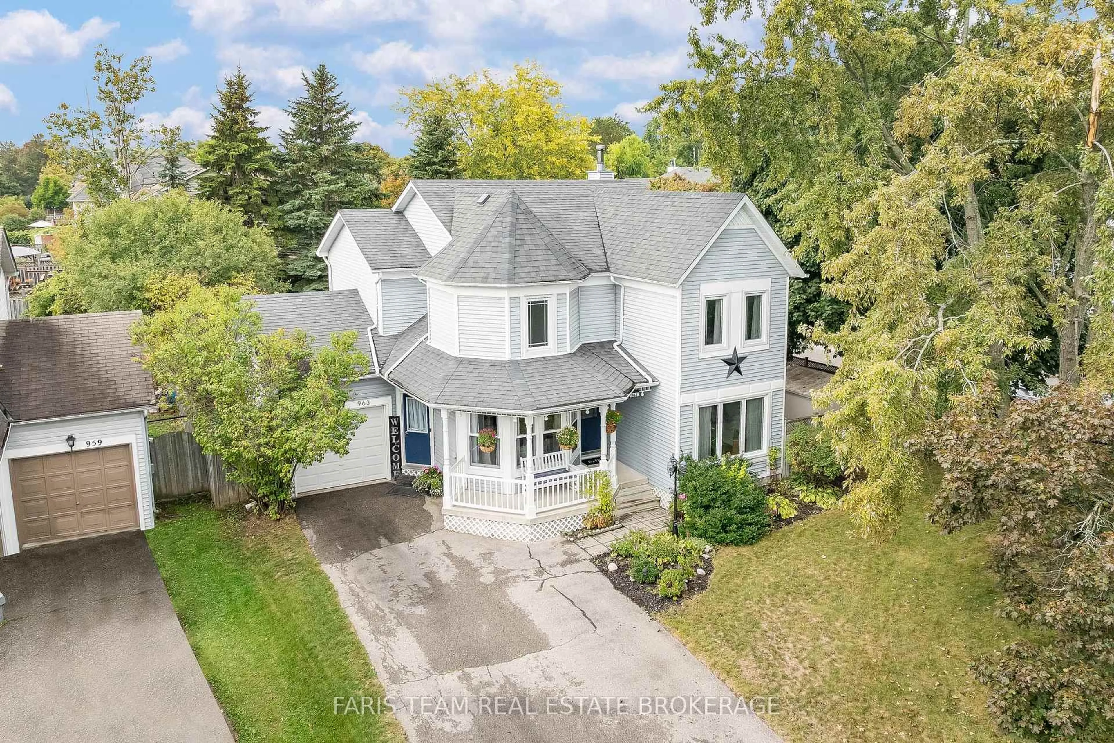 A pic from outside/outdoor area/front of a property/back of a property/a pic from drone, street for 963 Linden St, Innisfil Ontario L9S 1W6