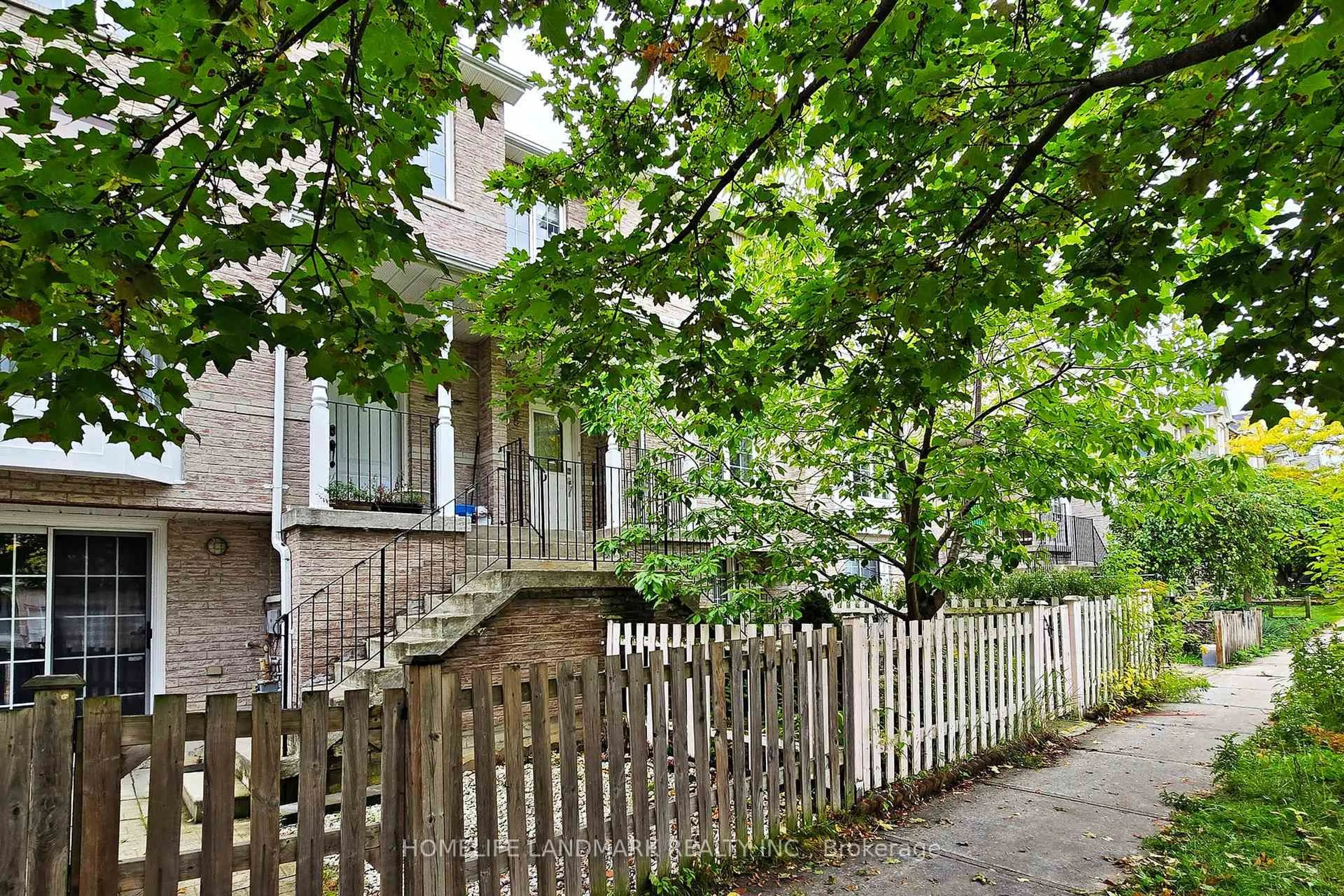 Patio, street for 108 Sunway Sq, Markham Ontario L3P 7X6