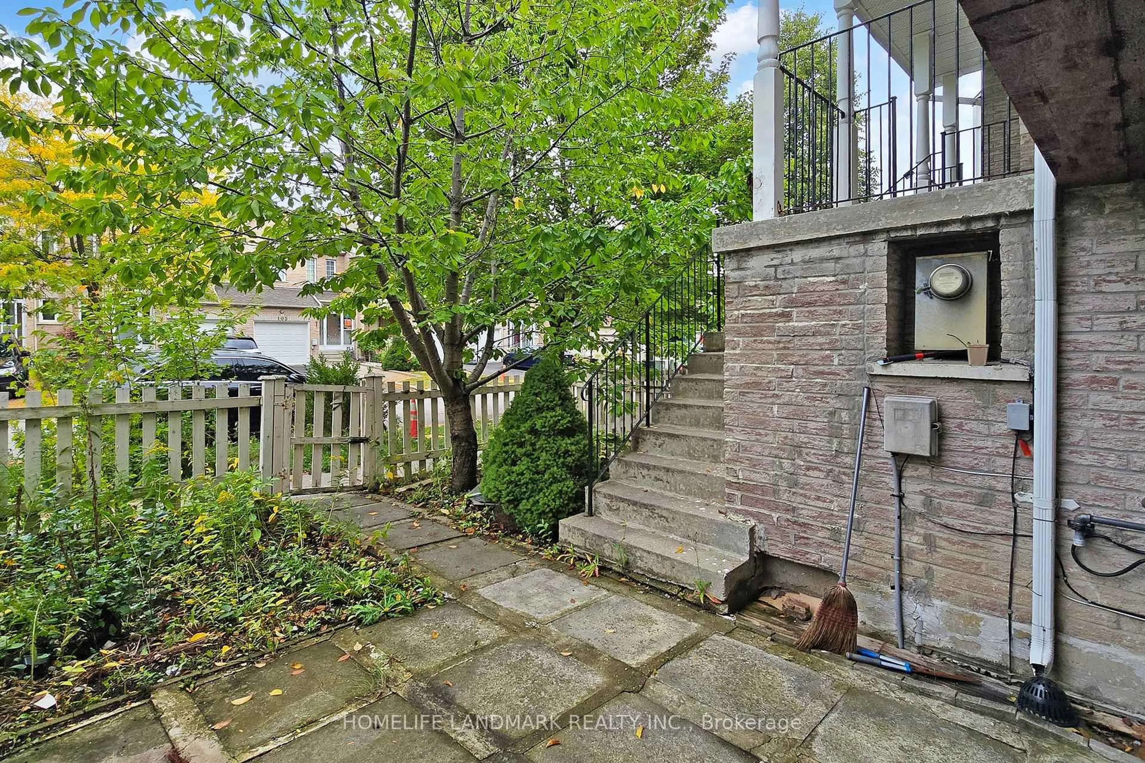 Patio, street for 108 Sunway Sq, Markham Ontario L3P 7X6