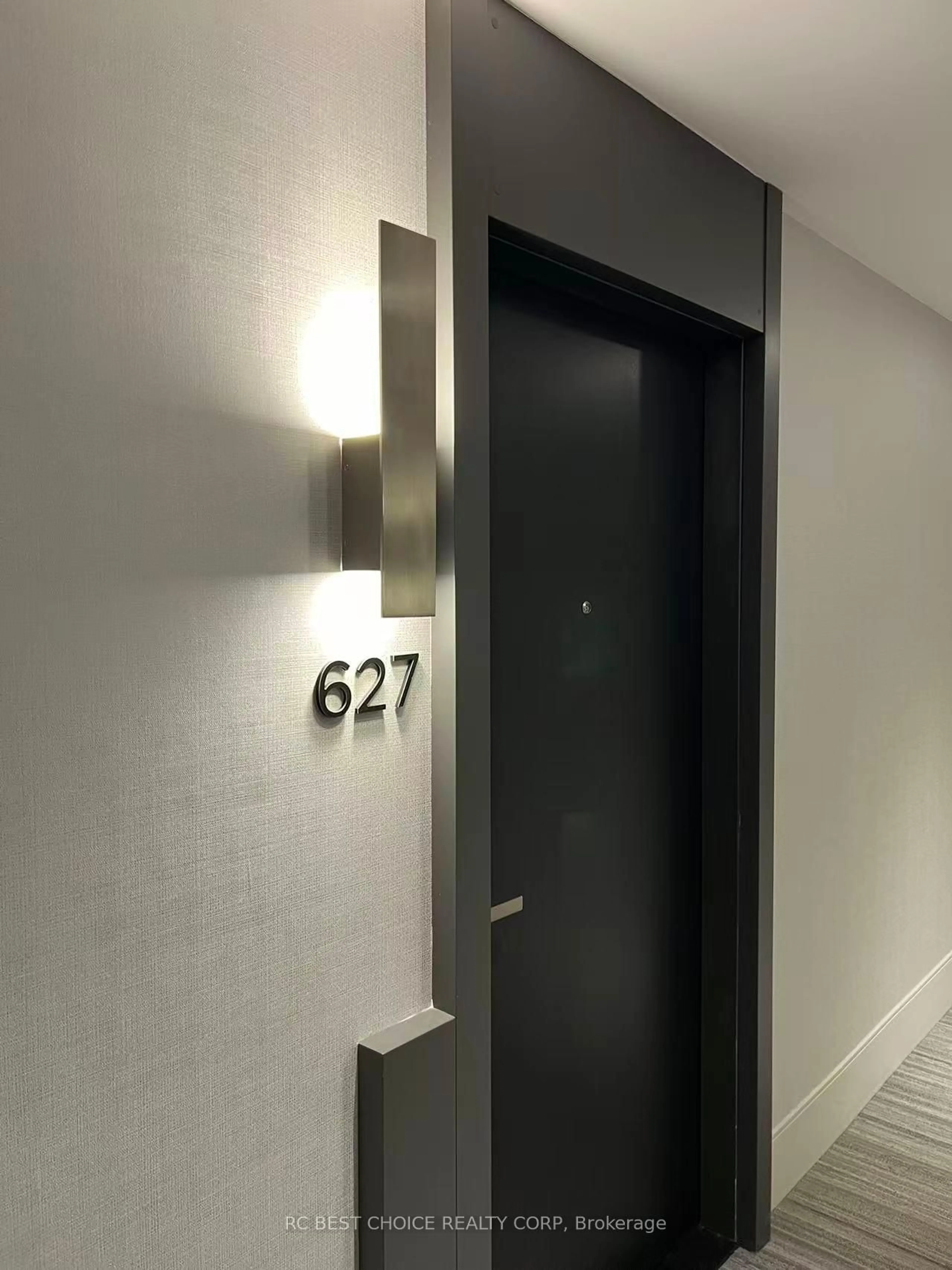 Indoor foyer for 38 Water Walk Dr #627, Markham Ontario L3R 6M8