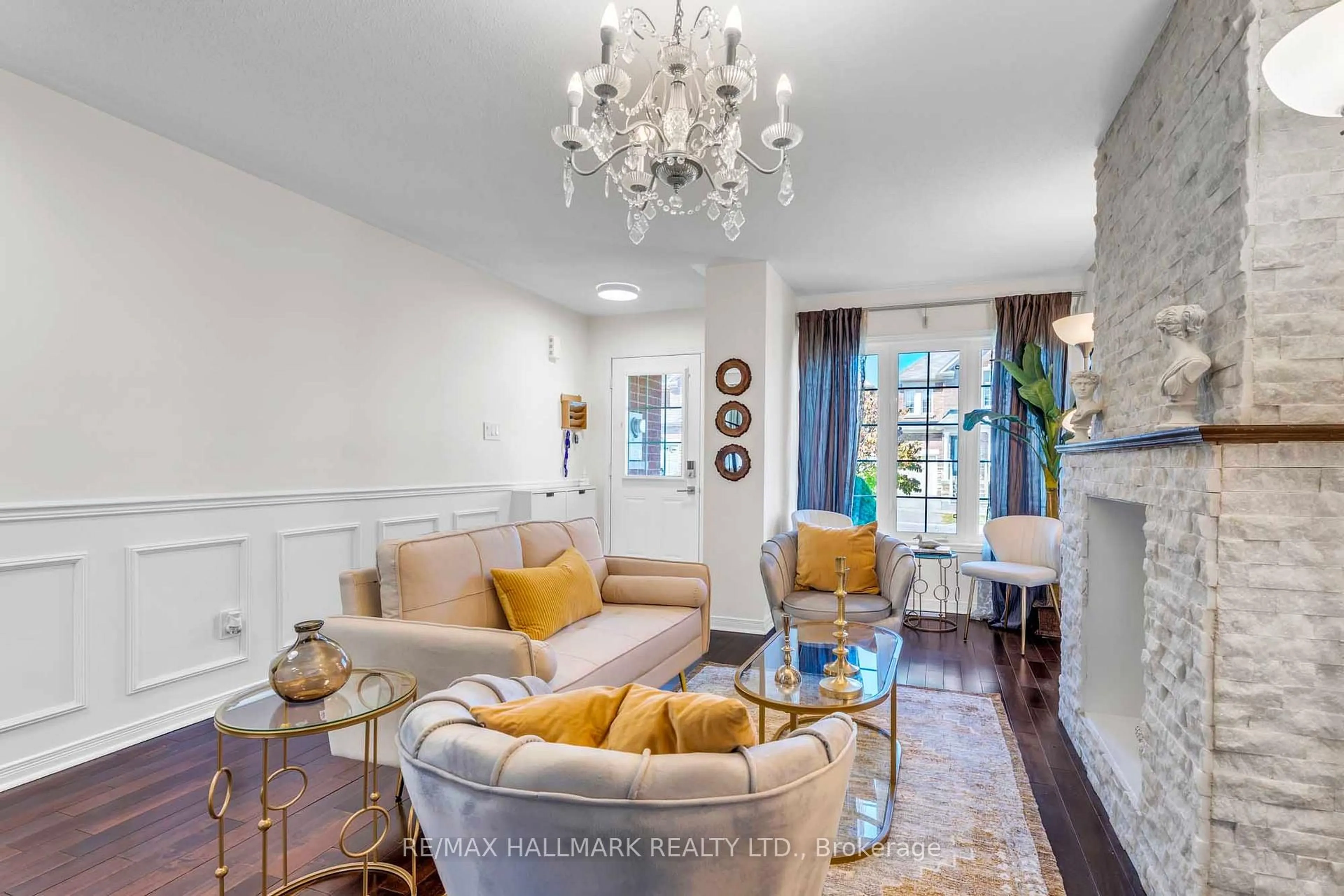 Living room with furniture, unknown for 56 Westcliffe Cres, Richmond Hill Ontario L4E 0S2