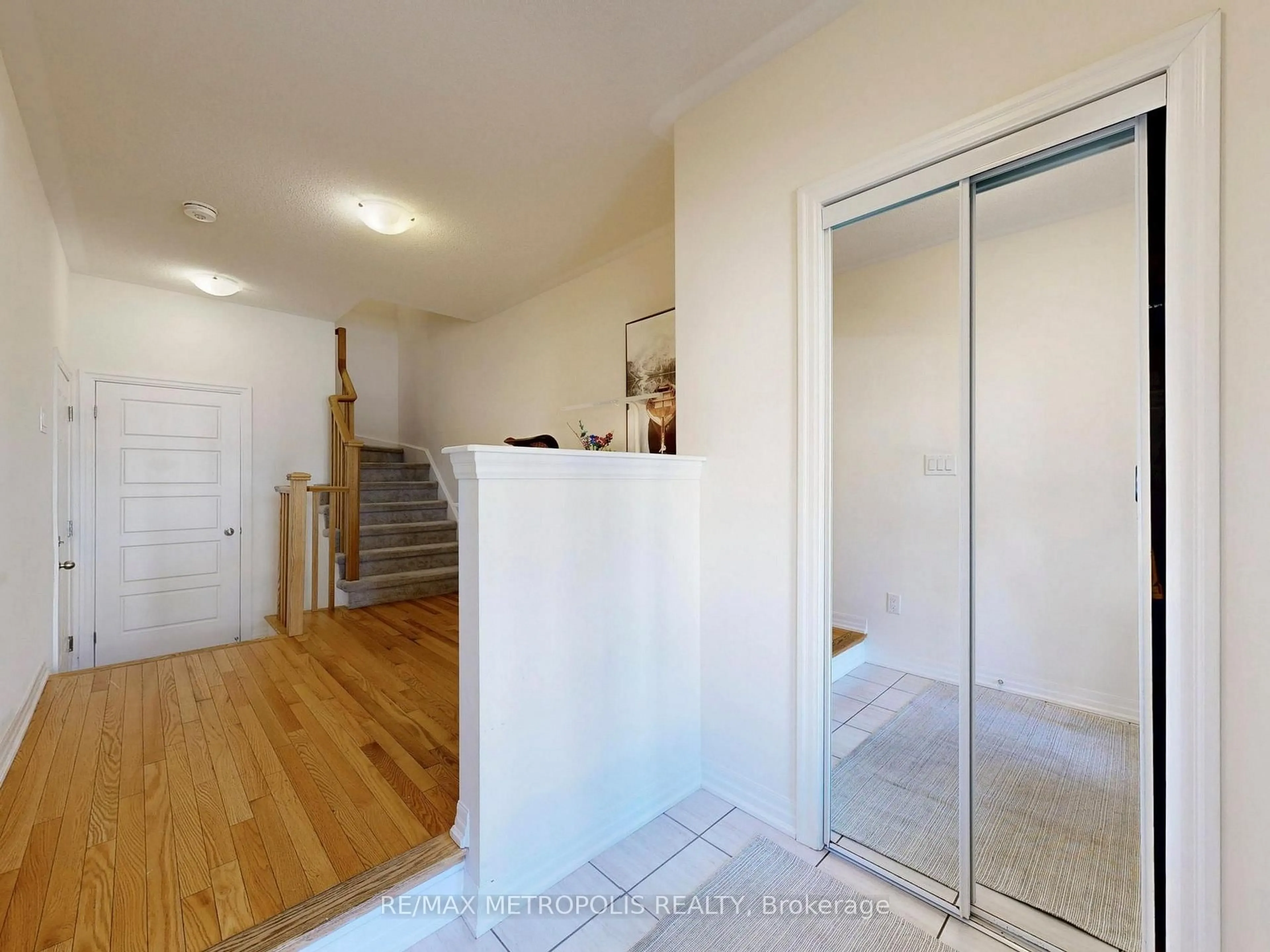Indoor entryway for 135 Bravo Lane, Newmarket Ontario L3X 0L2