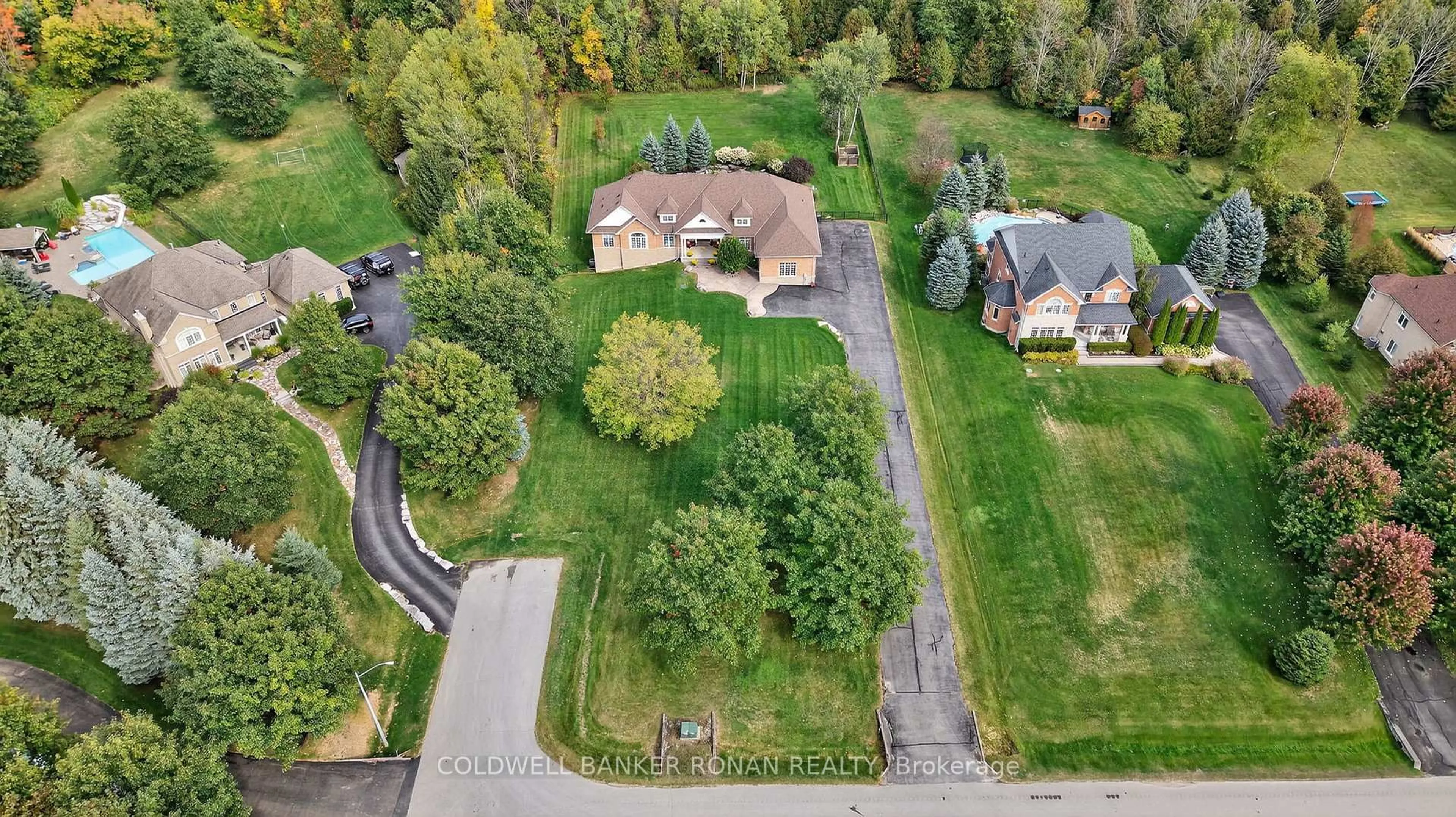 A pic from outside/outdoor area/front of a property/back of a property/a pic from drone, street for 60 Underhill Crt, Essa Ontario L9R 1V2
