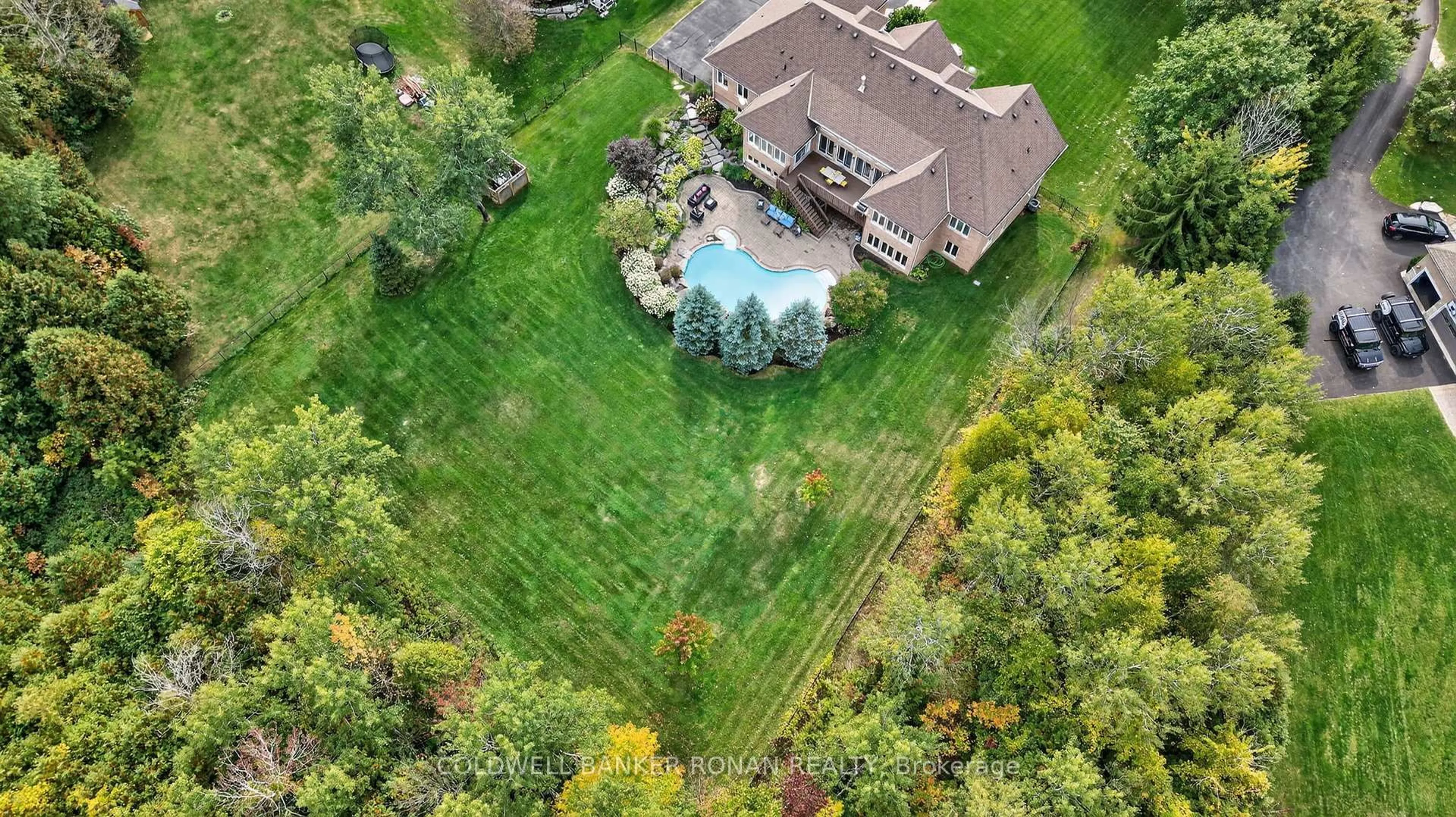 A pic from outside/outdoor area/front of a property/back of a property/a pic from drone, unknown for 60 Underhill Crt, Essa Ontario L9R 1V2