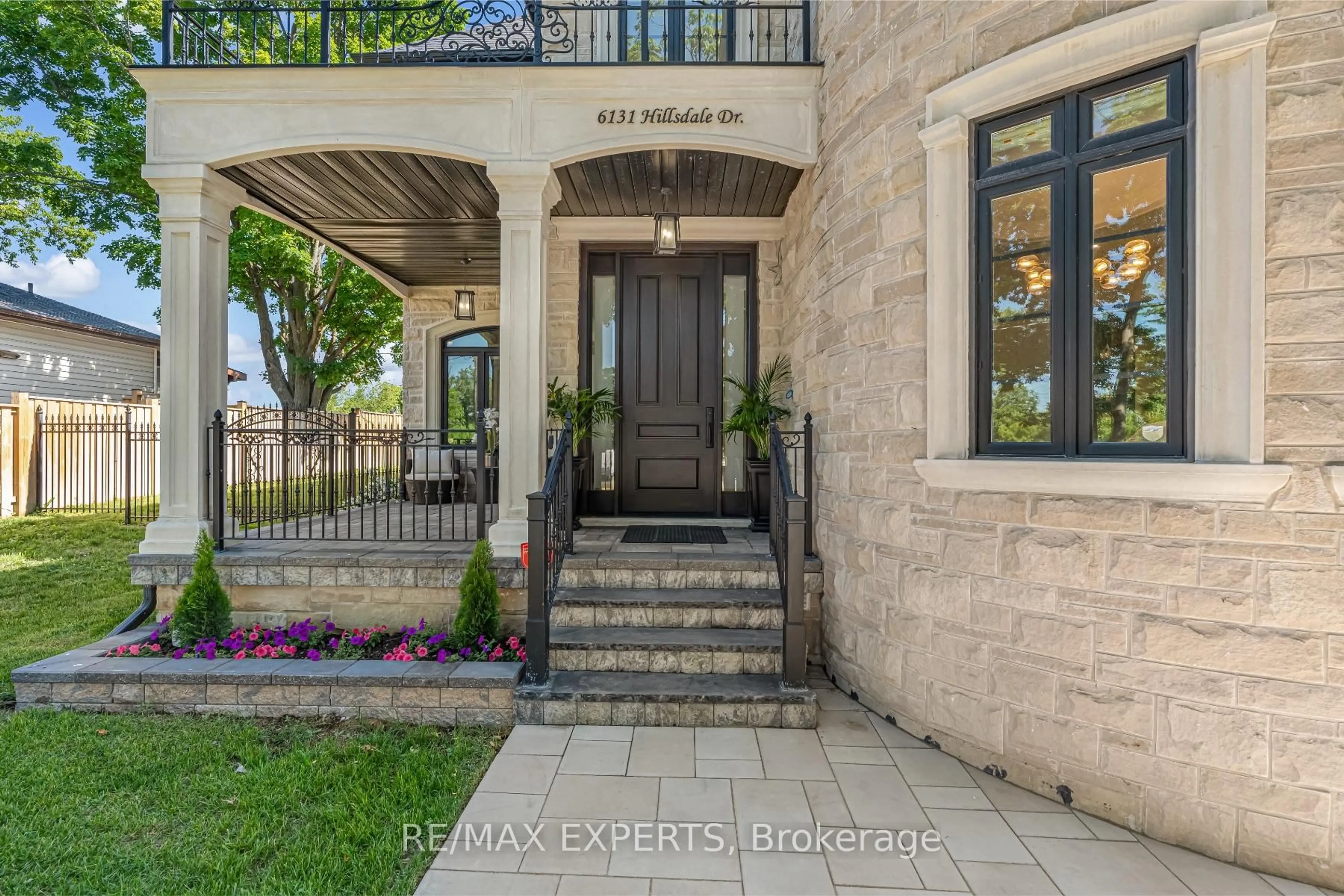 Indoor entryway for 6131 Hillsdale Dr, Whitchurch-Stouffville Ontario L4A 3B7