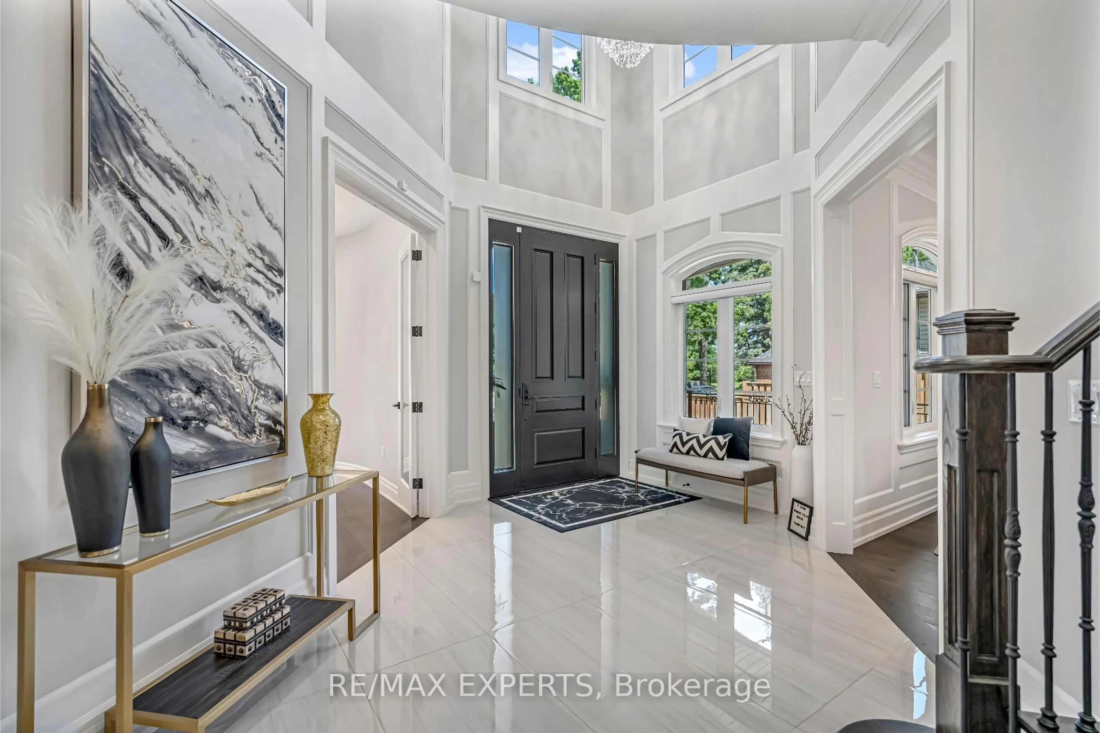 Indoor entryway for 6131 Hillsdale Dr, Whitchurch-Stouffville Ontario L4A 3B7