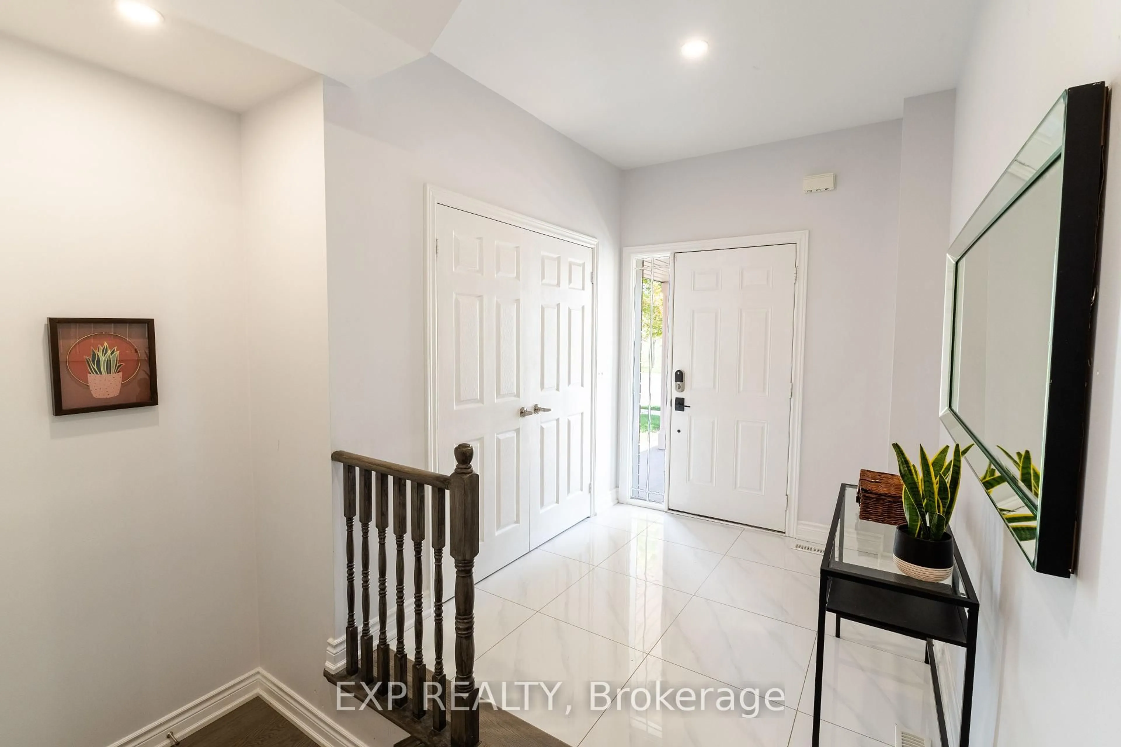 Indoor entryway for 535 Woodspring Ave, East Gwillimbury Ontario L9N 0C1