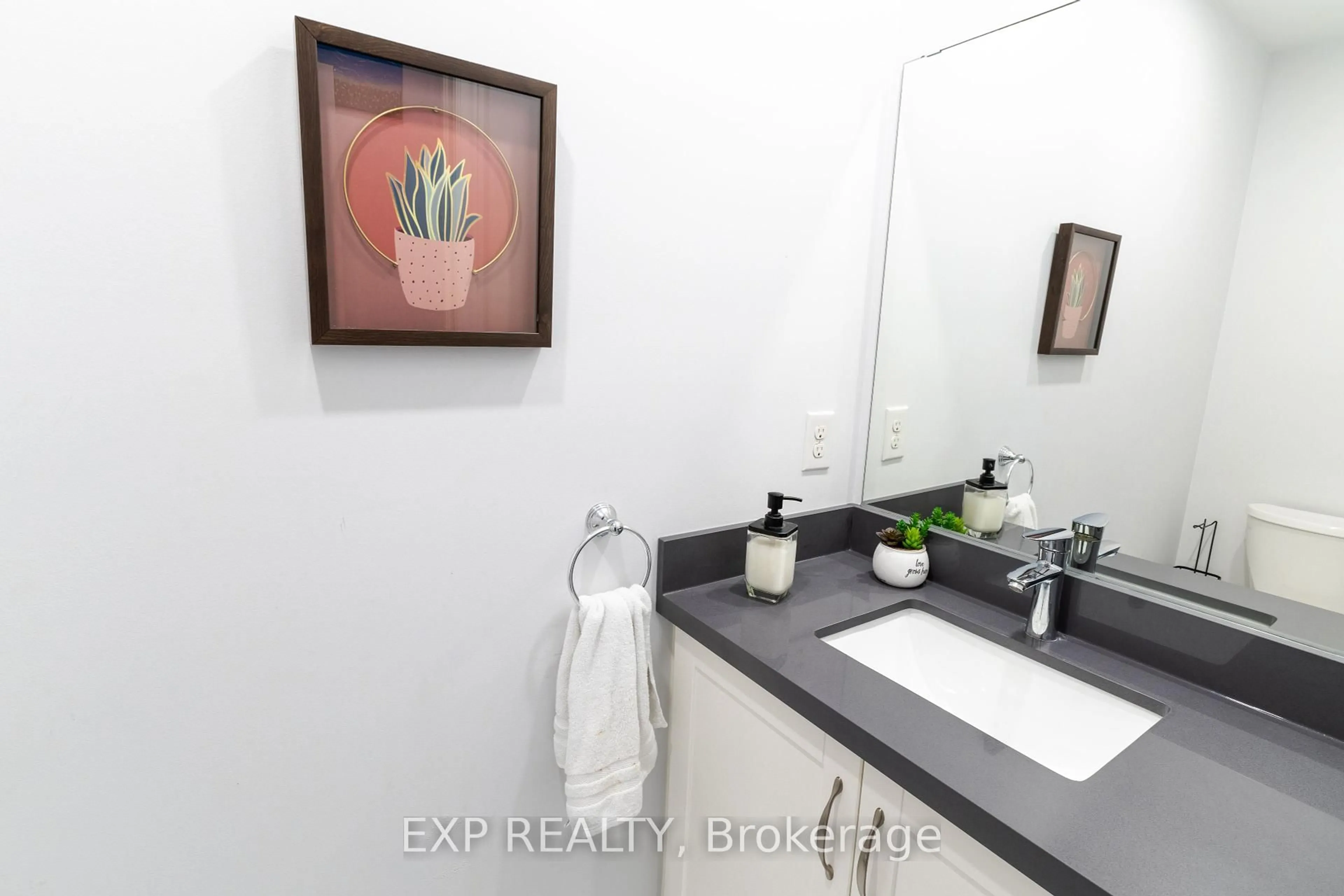 Standard bathroom, ceramic/tile floor for 535 Woodspring Ave, East Gwillimbury Ontario L9N 0C1