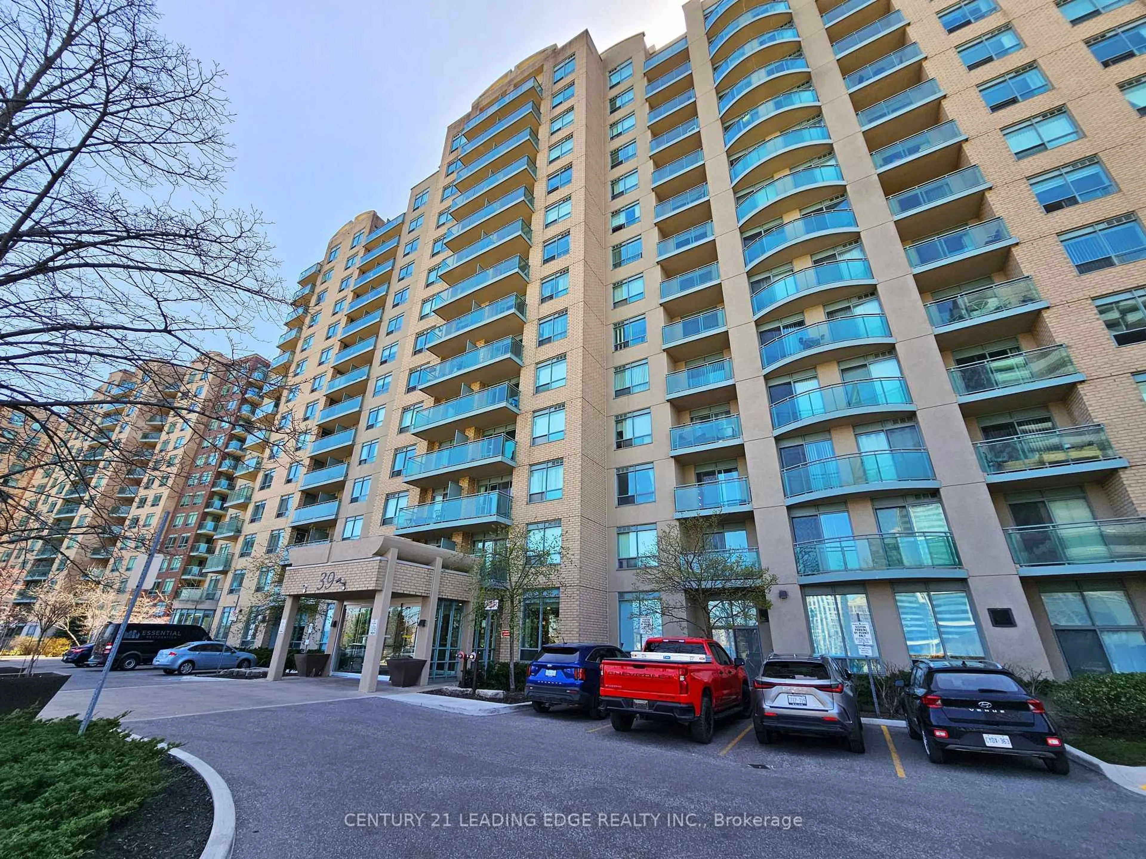 A pic from outside/outdoor area/front of a property/back of a property/a pic from drone, unknown for 39 Oneida Cres #307, Richmond Hill Ontario L4B 4T9