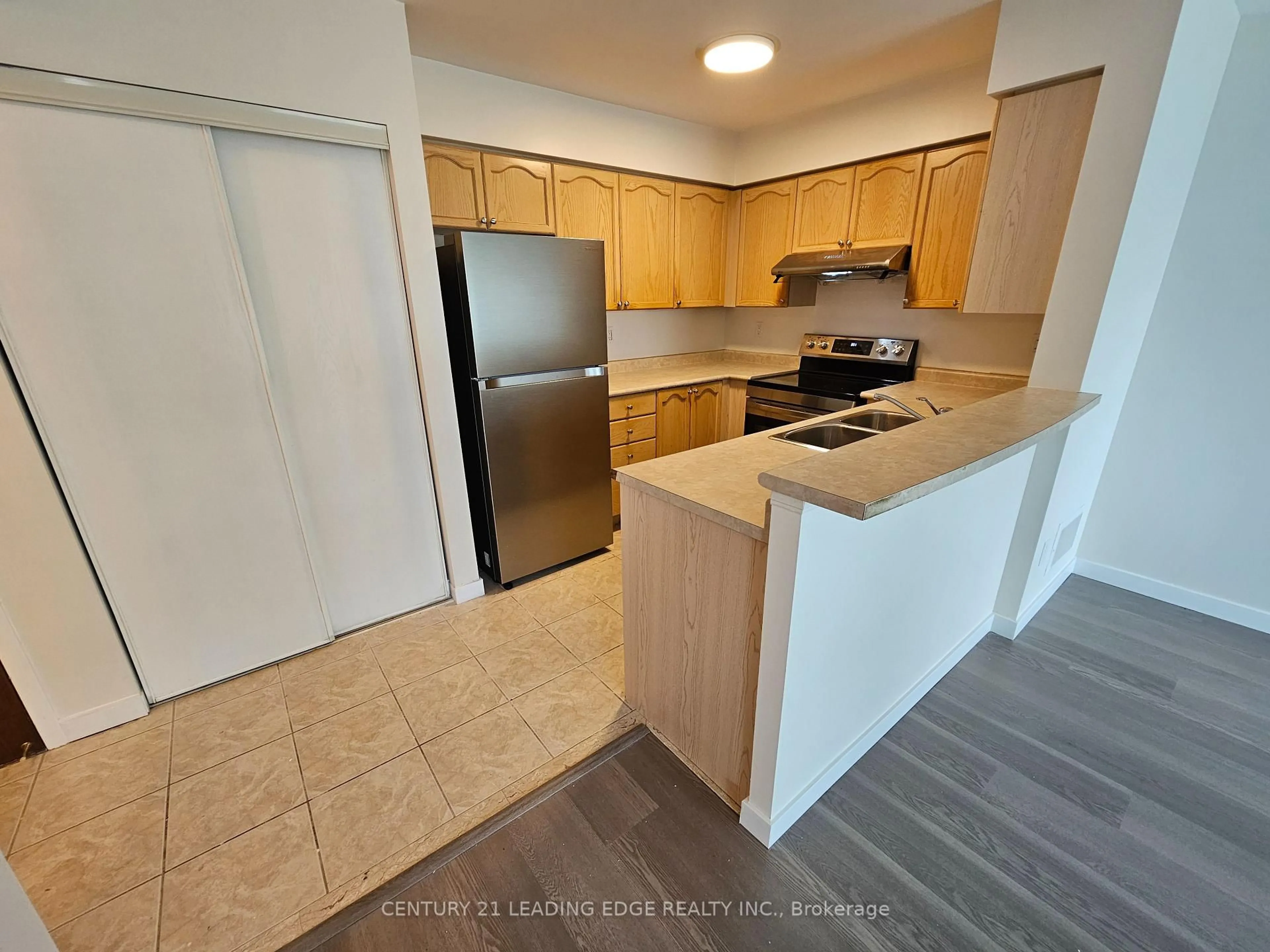 Standard kitchen, unknown for 39 Oneida Cres #307, Richmond Hill Ontario L4B 4T9