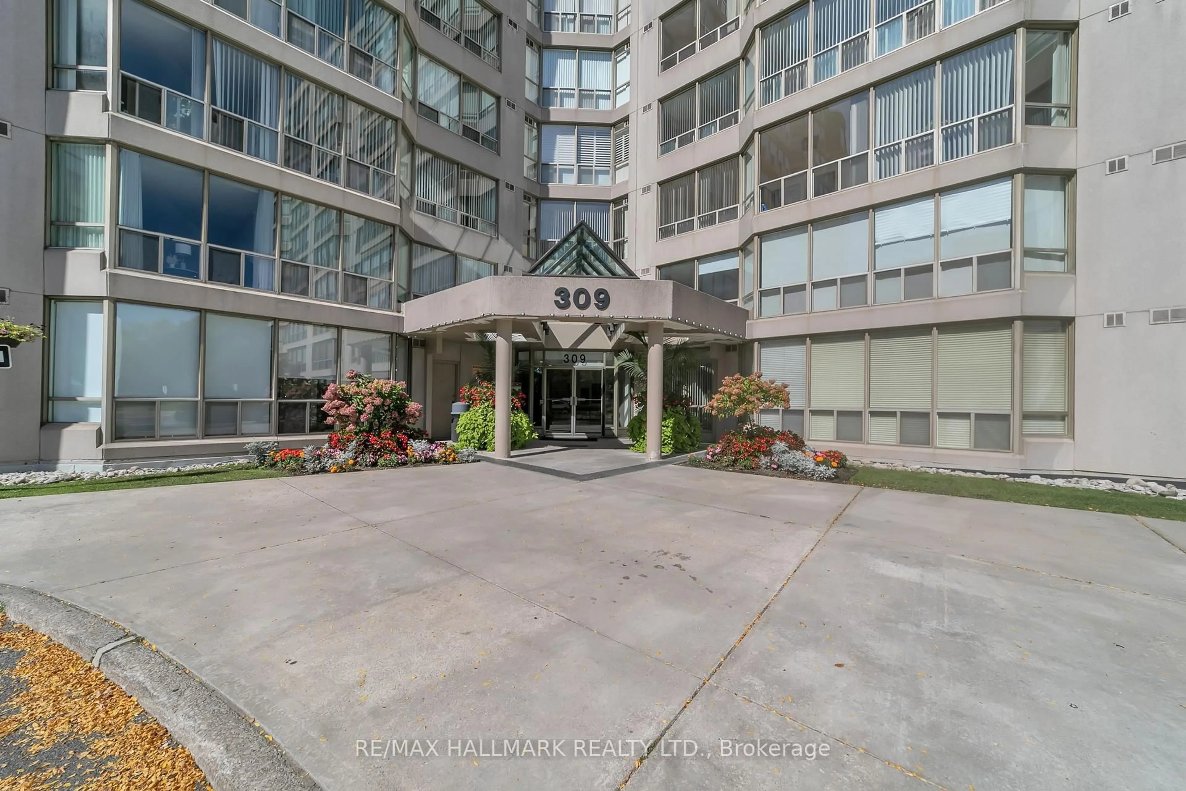 Indoor foyer for 309 Major Mackenzie Dr #805, Richmond Hill Ontario L4C 9V5