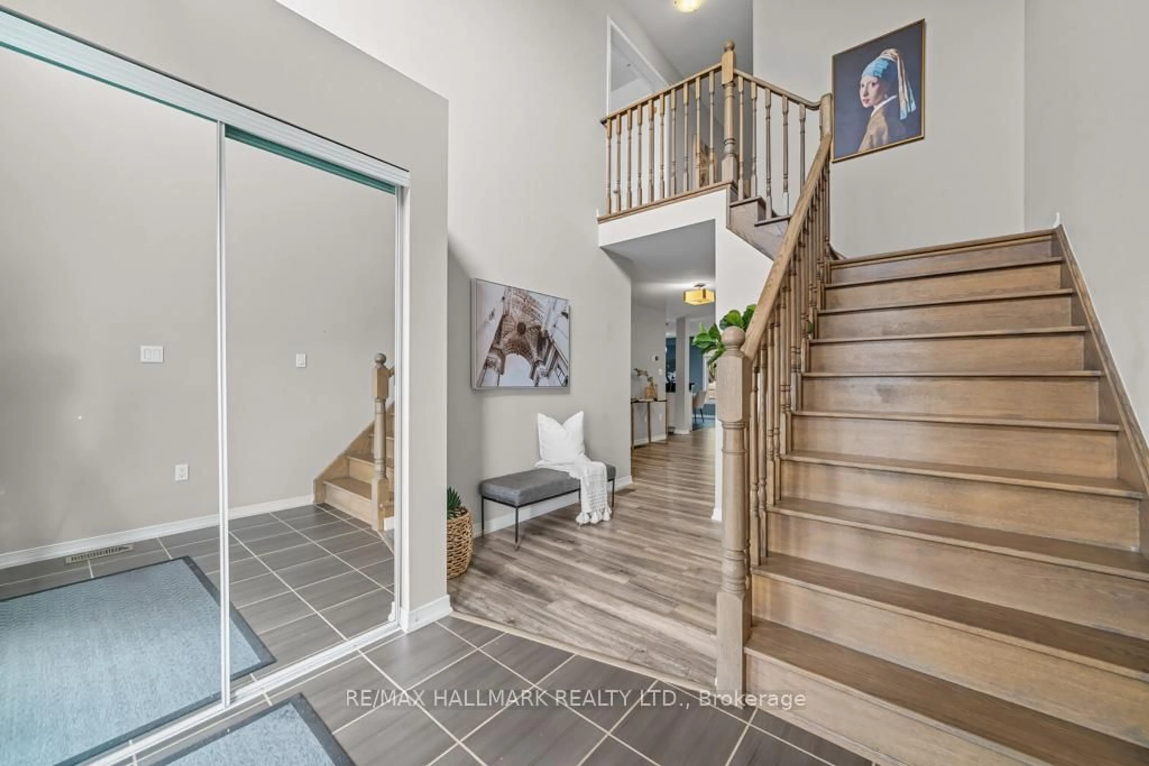 Indoor entryway for 1278 Leslie Dr, Innisfil Ontario L9S 0L2