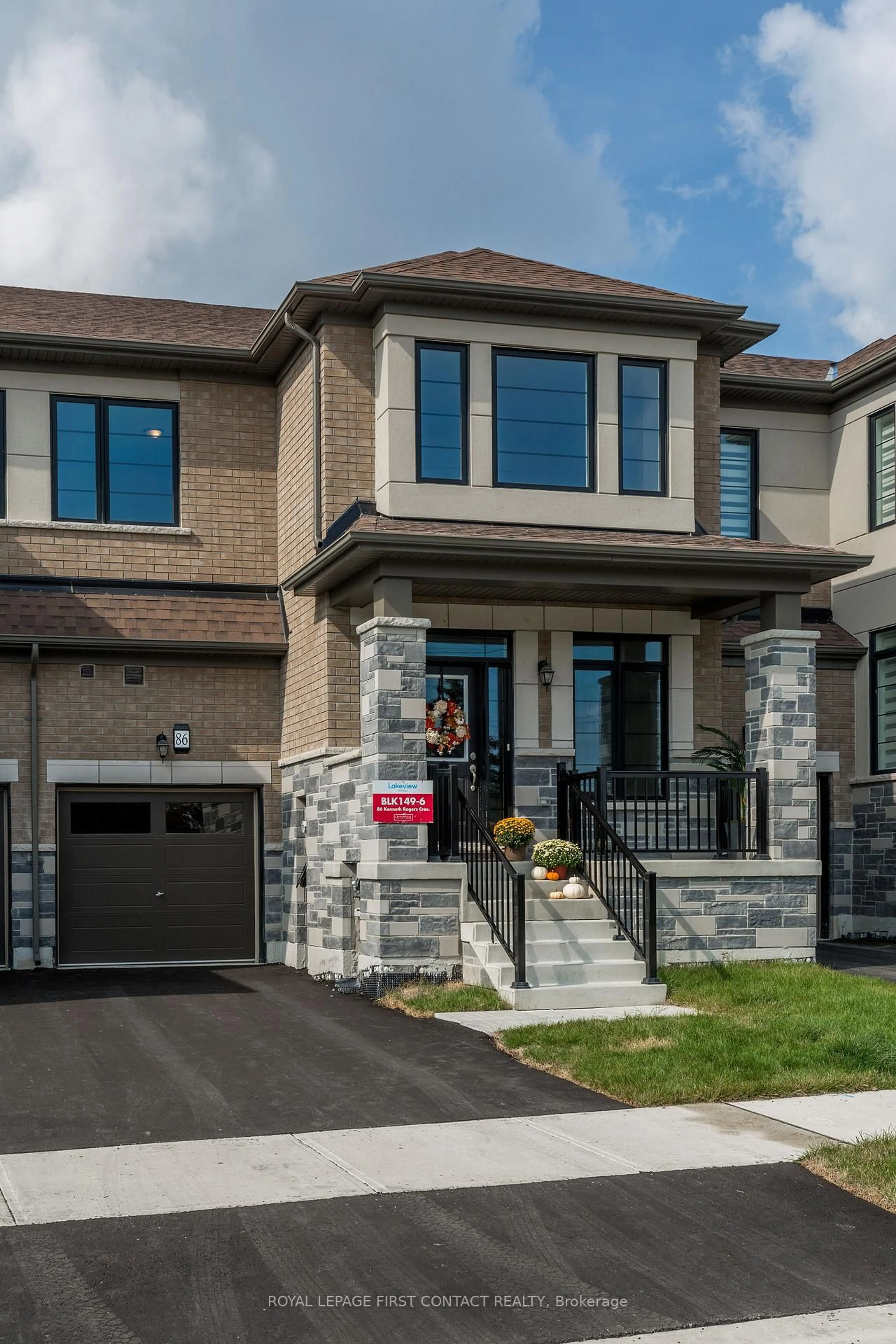 Home with brick exterior material, street for 86 Kenneth Rogers Cres, East Gwillimbury Ontario L9N 1S5