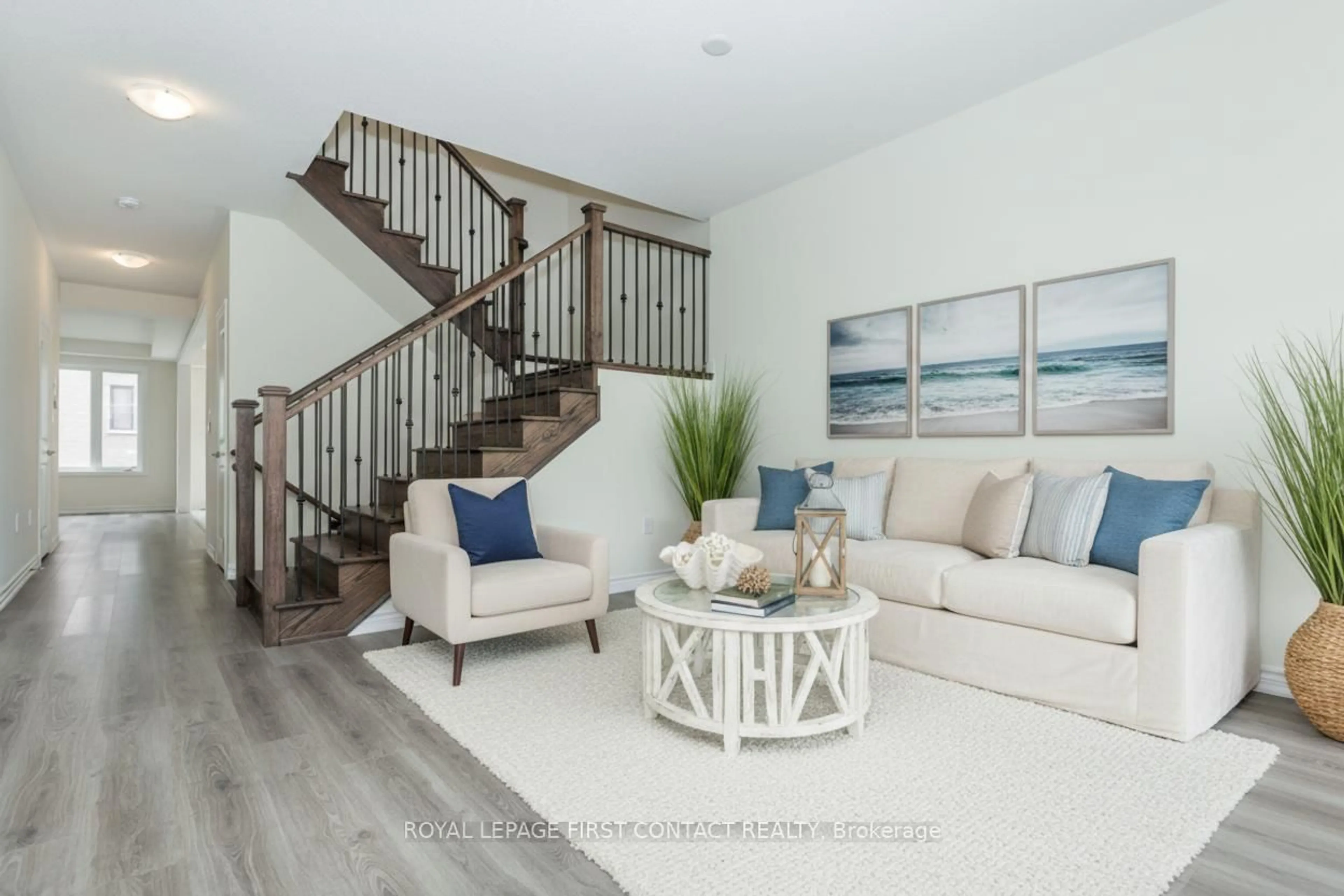 Living room with furniture, unknown for 86 Kenneth Rogers Cres, East Gwillimbury Ontario L9N 1S5