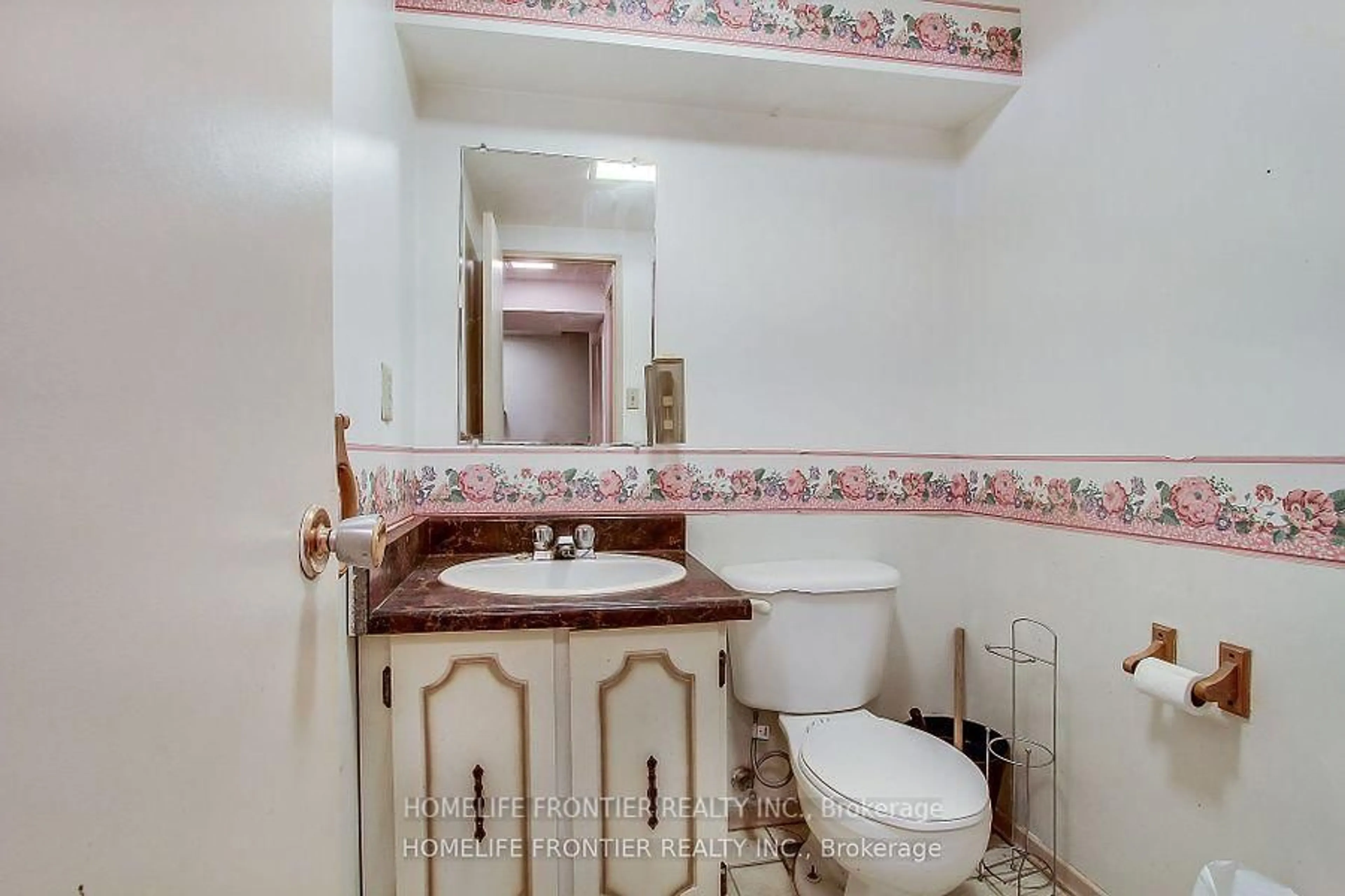 Standard bathroom, ceramic/tile floor for 5 Penwick Cres, Richmond Hill Ontario L4C 5B3