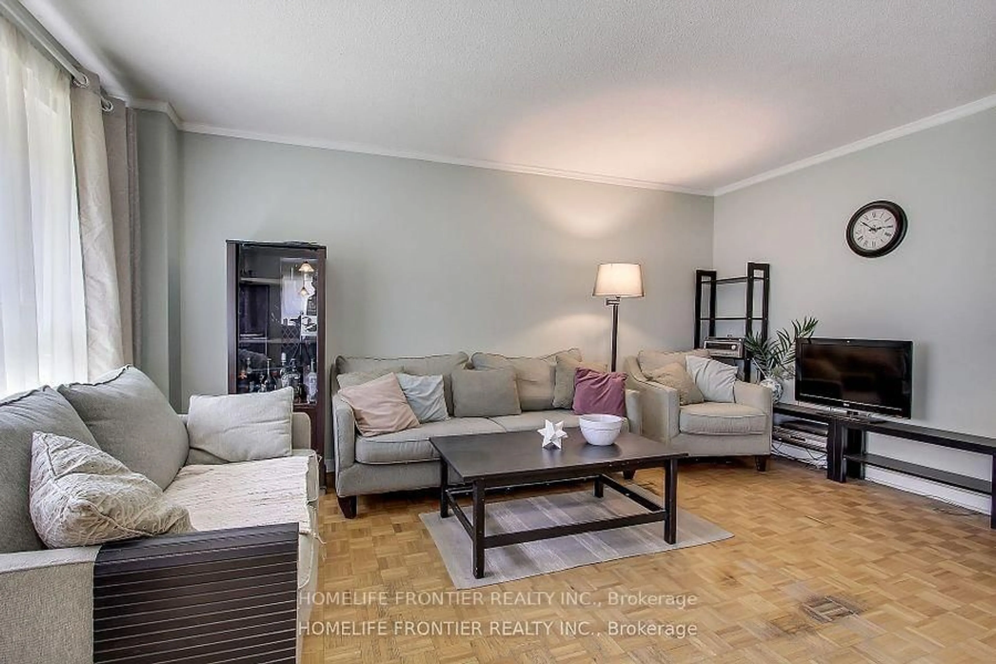 Living room with furniture, unknown for 5 Penwick Cres, Richmond Hill Ontario L4C 5B3