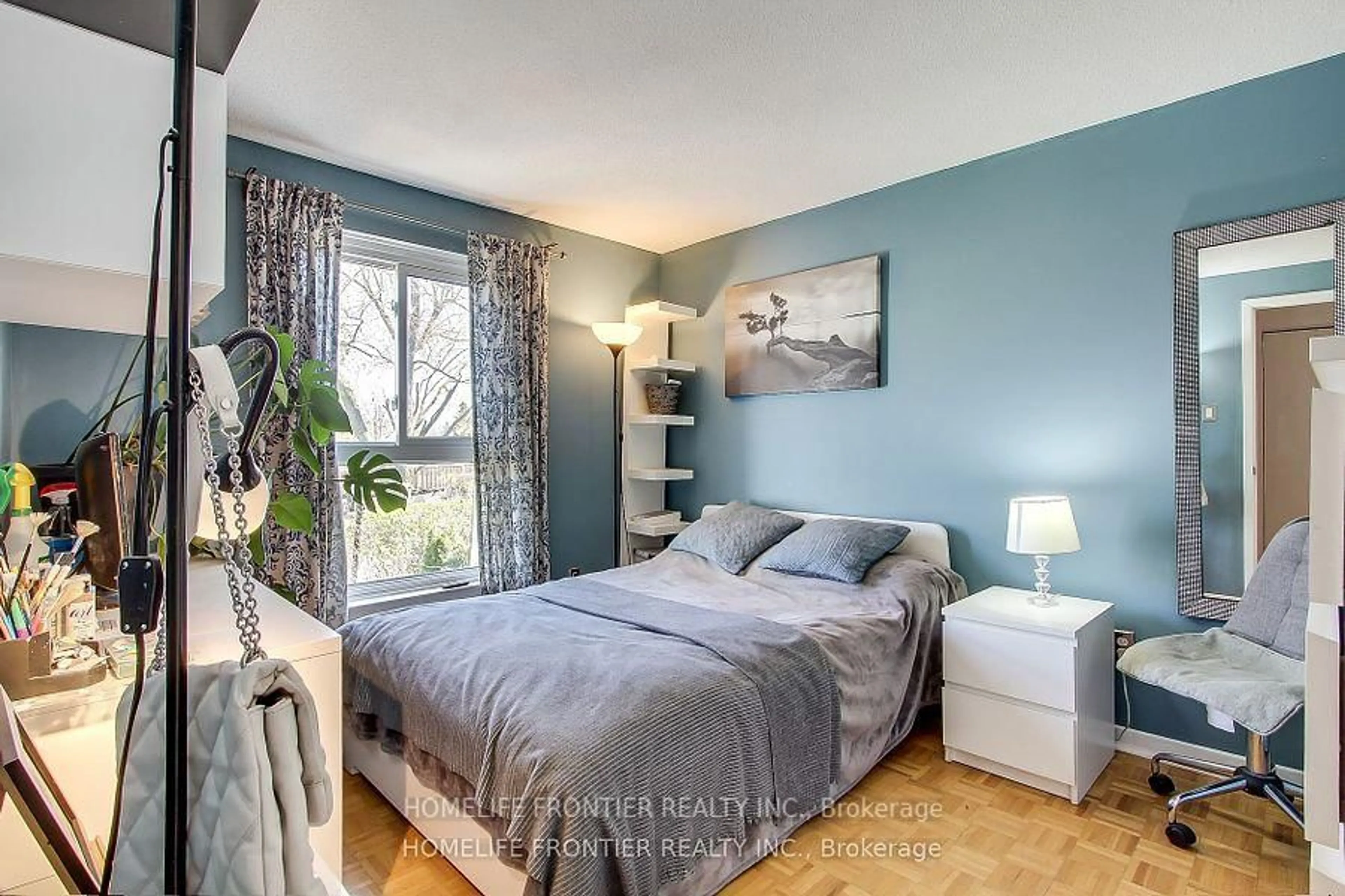 Bedroom with bed, wood/laminate floor for 5 Penwick Cres, Richmond Hill Ontario L4C 5B3