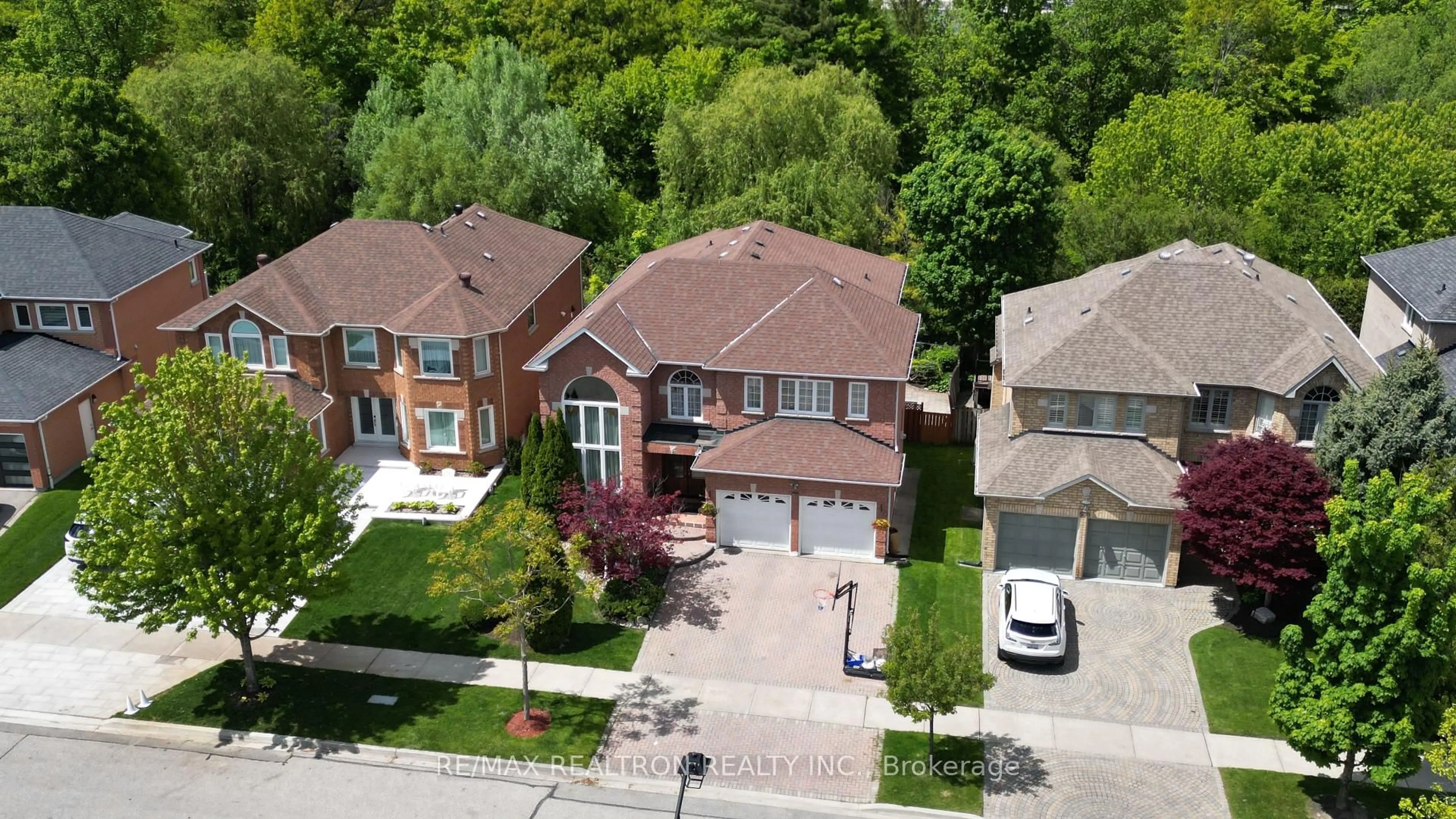 A pic from outside/outdoor area/front of a property/back of a property/a pic from drone, street for 56 Sadot Crt, Vaughan Ontario L4J 8A8