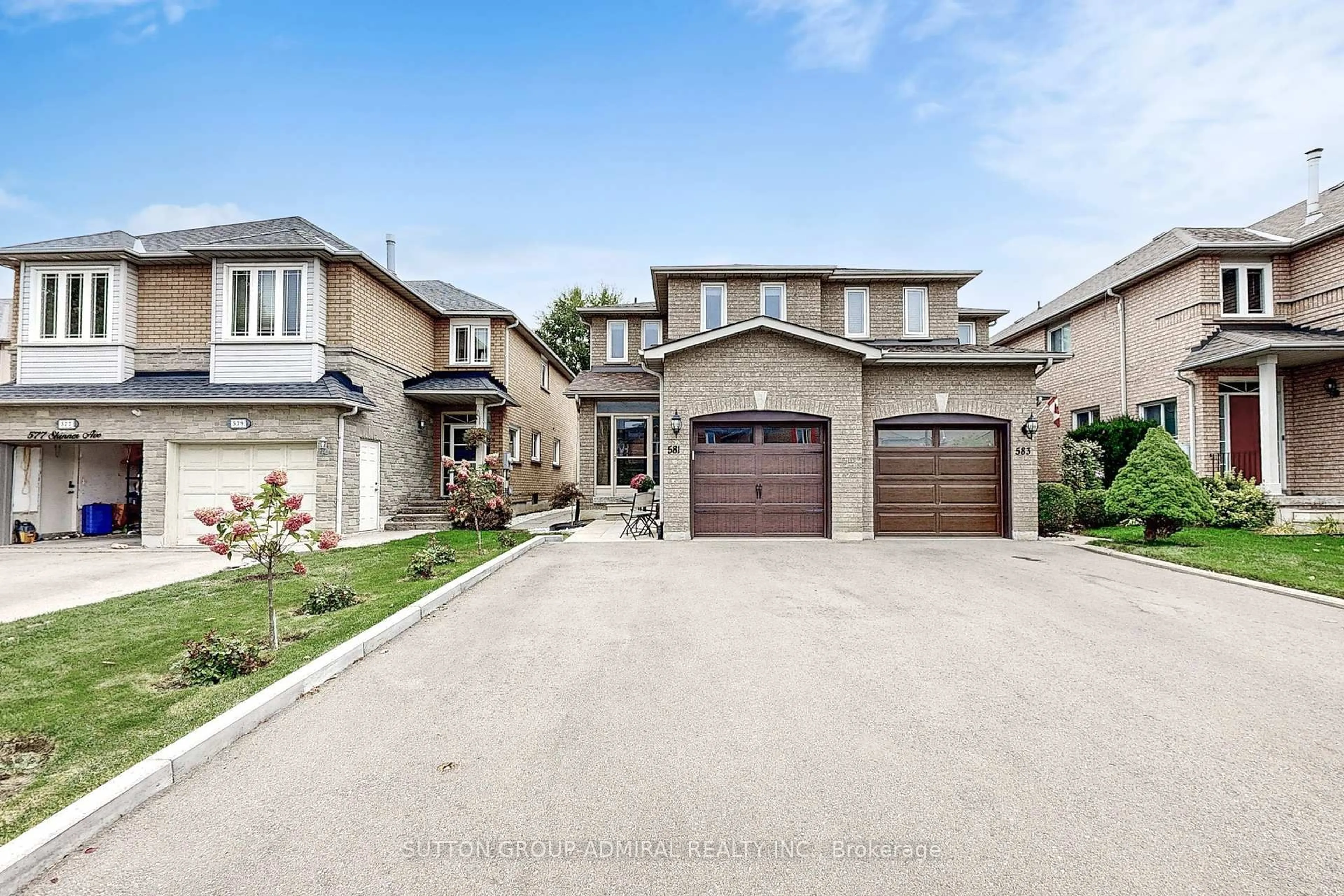Home with brick exterior material, street for 581 Skinner Ave, Newmarket Ontario L3X 2A5