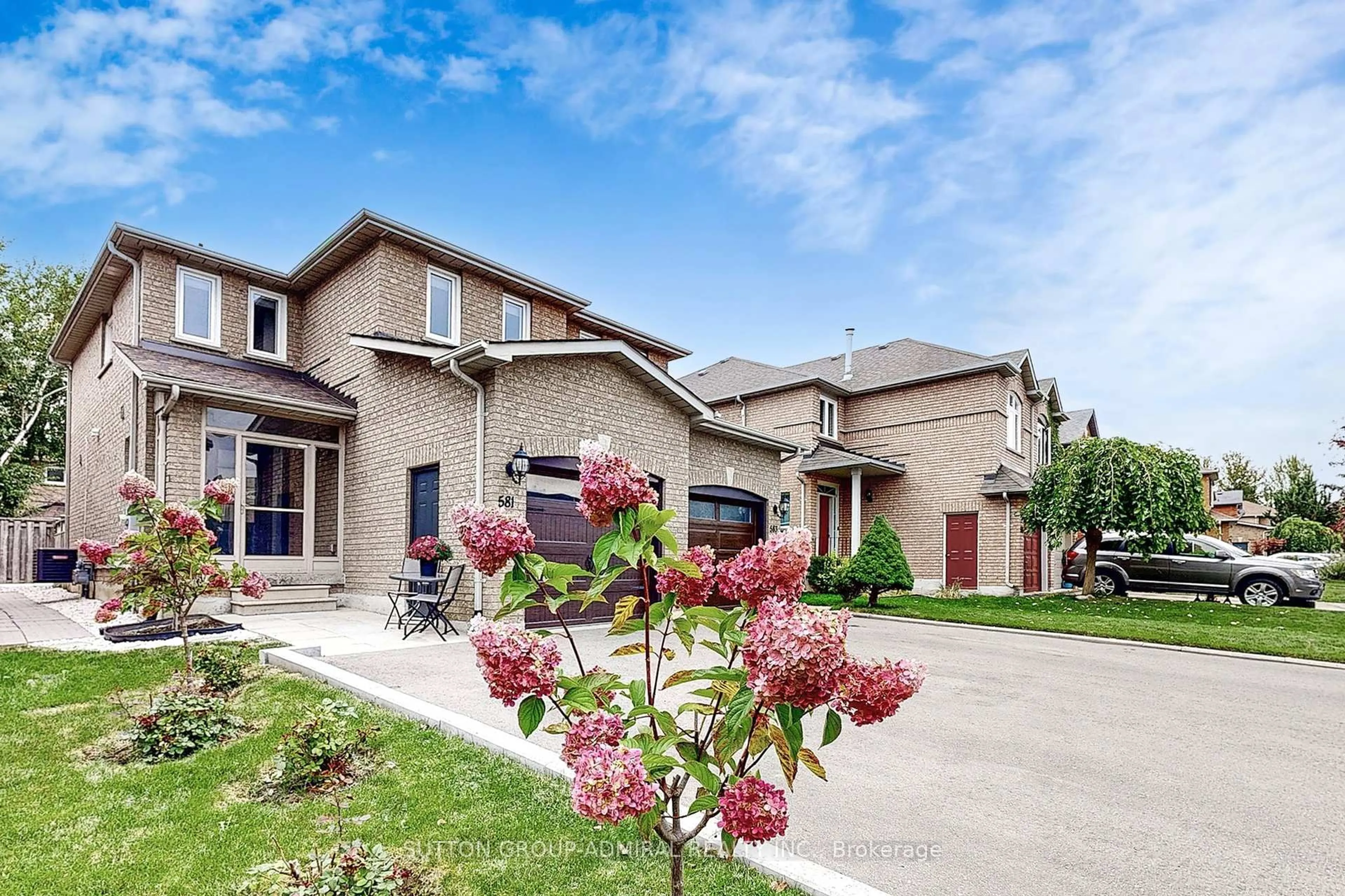 Home with brick exterior material, street for 581 Skinner Ave, Newmarket Ontario L3X 2A5