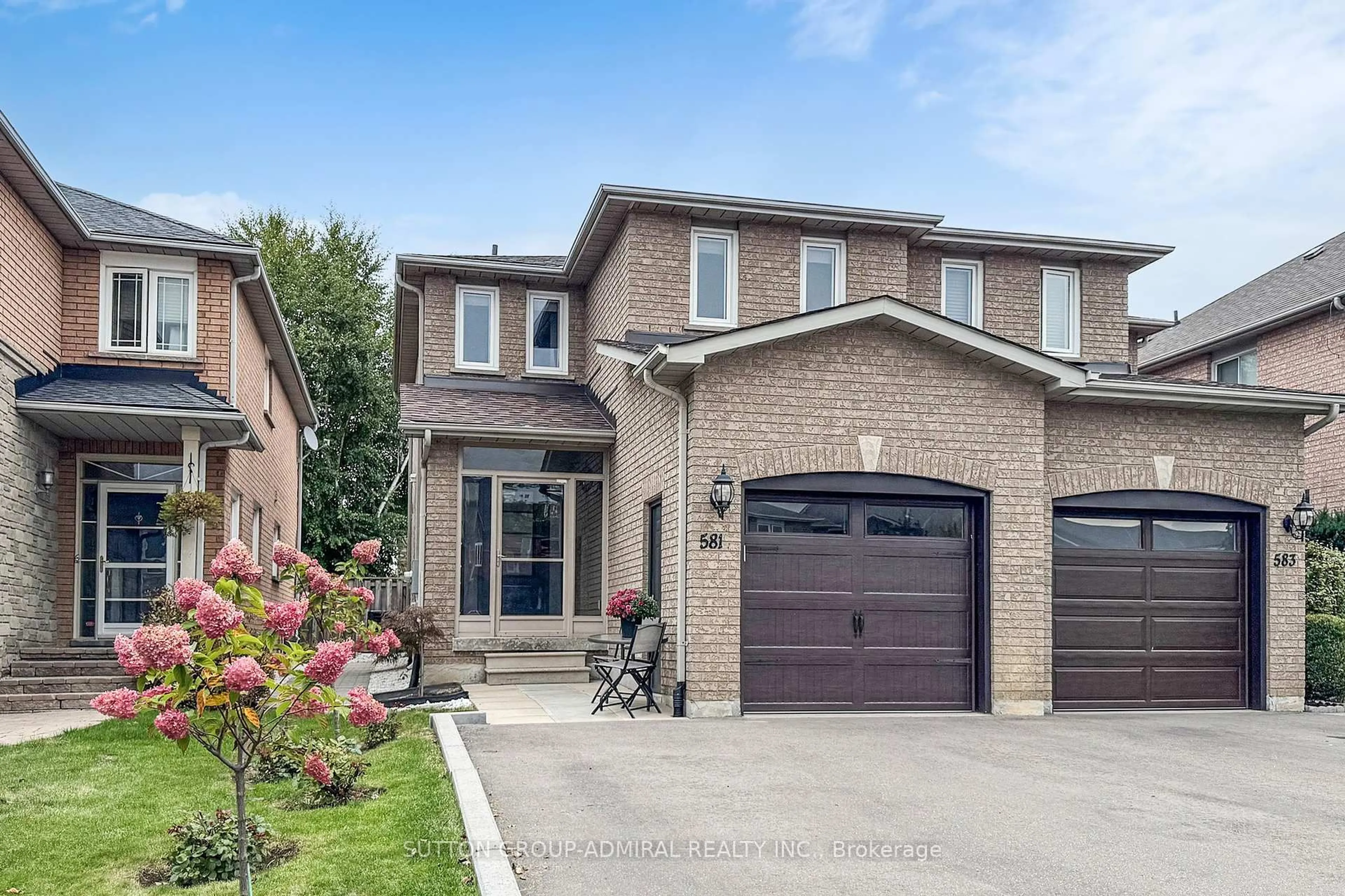 Home with brick exterior material, street for 581 Skinner Ave, Newmarket Ontario L3X 2A5
