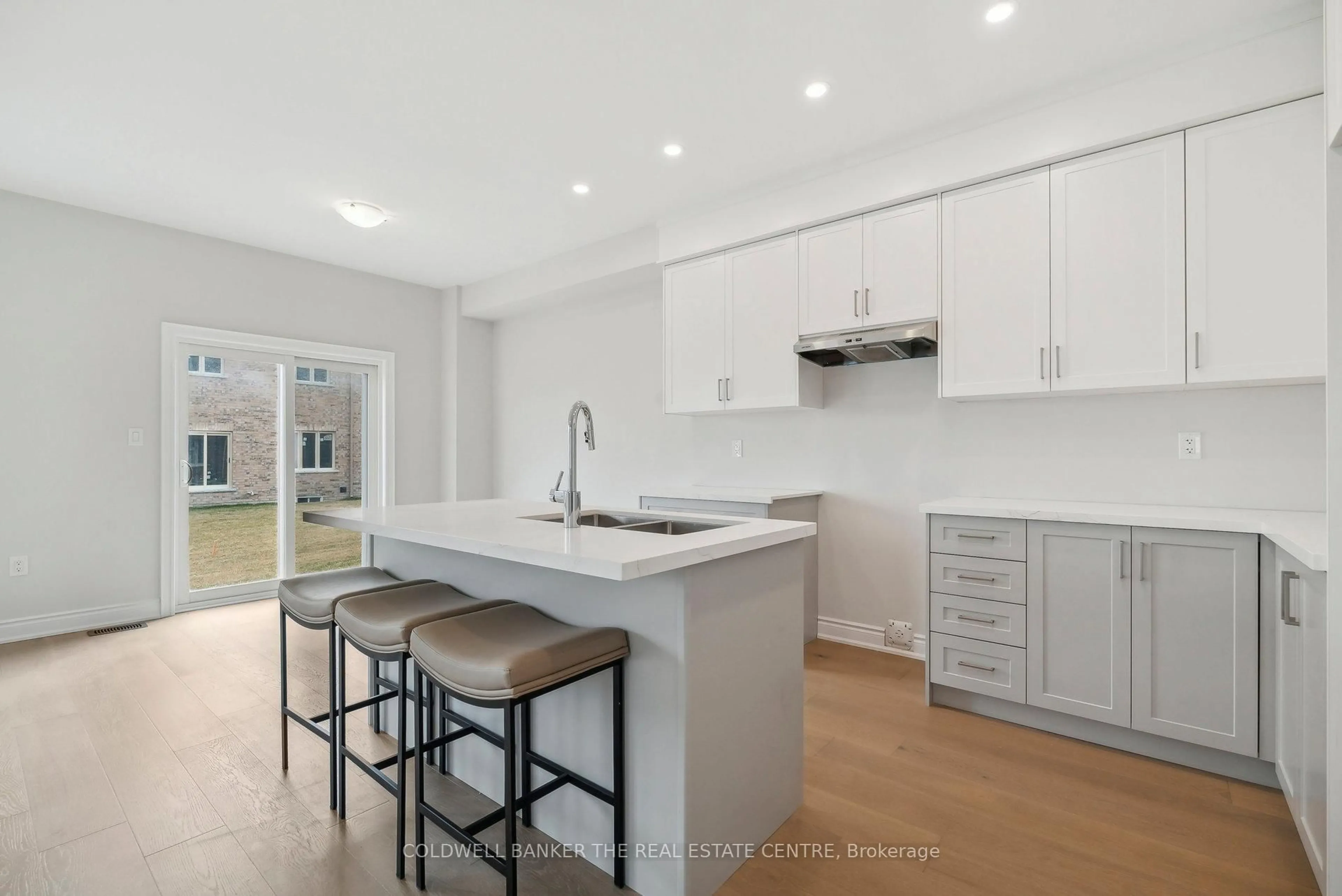 Open concept kitchen, ceramic/tile floor for 11 Hildred Cushing Way, Uxbridge Ontario L9P 0S1