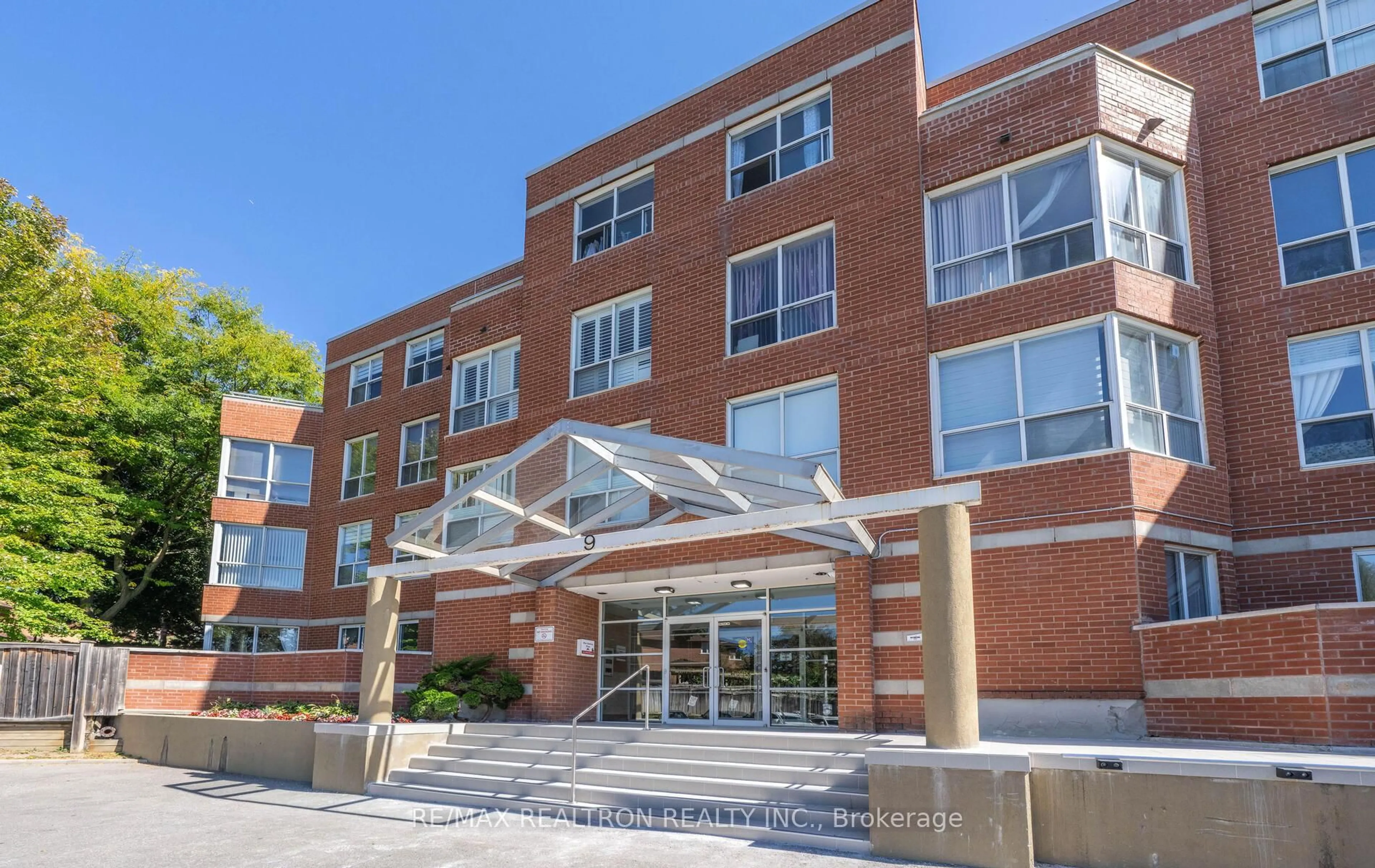 Indoor foyer for 9 Chalmers Rd #Ph8, Richmond Hill Ontario L4B 3N3