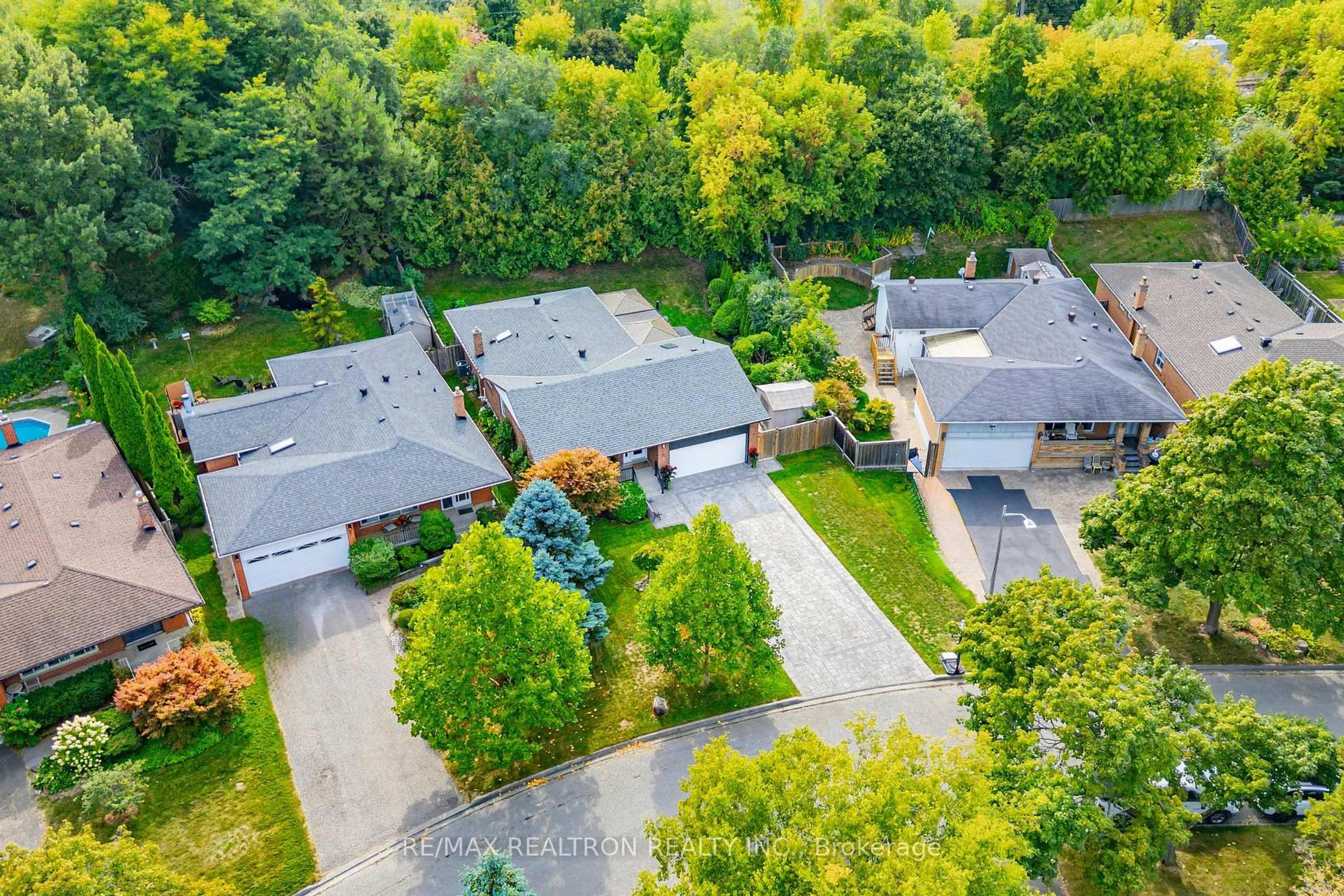 A pic from outside/outdoor area/front of a property/back of a property/a pic from drone, street for 6 Coral Harbour Cres, Markham Ontario L3T 2Z7