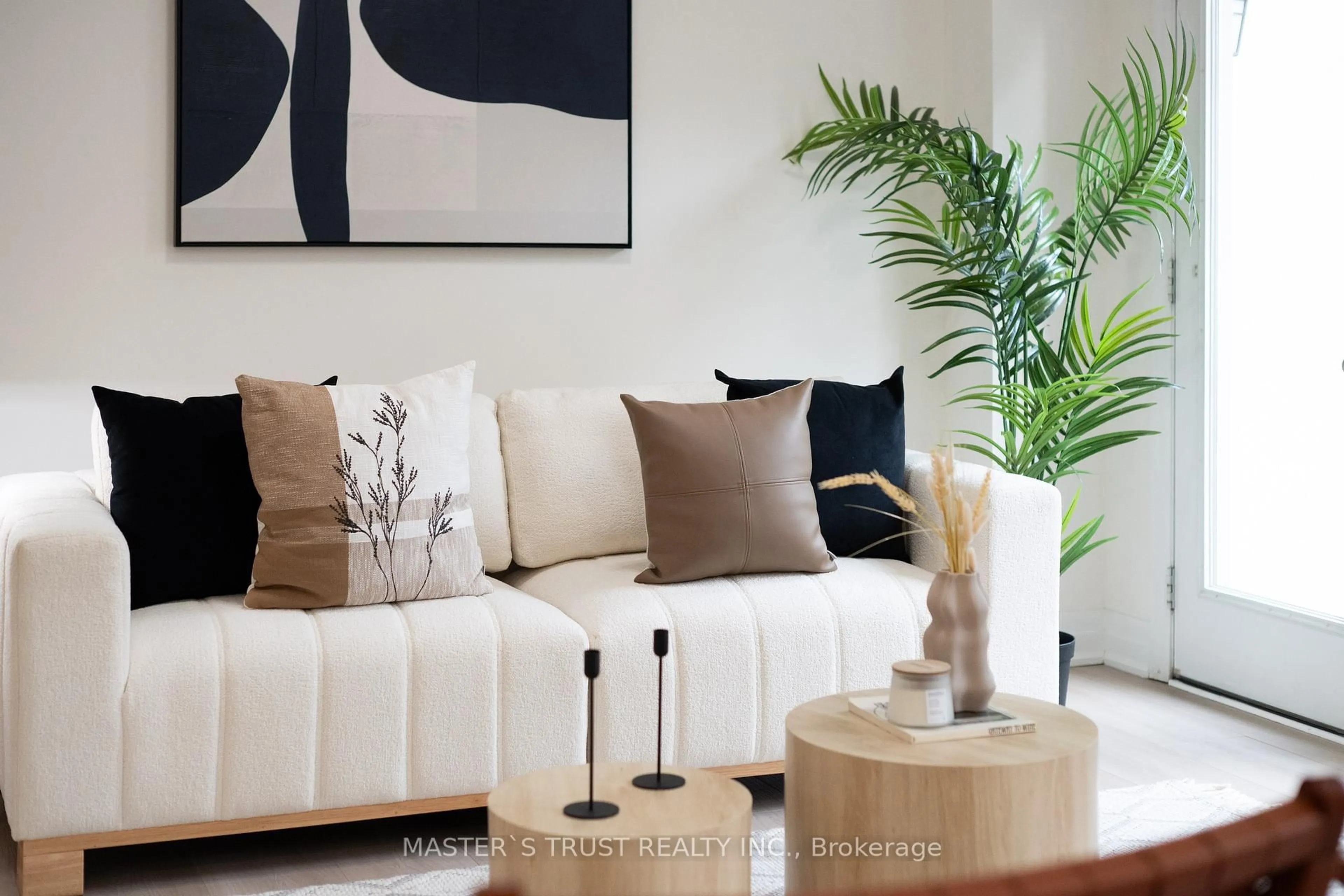 Living room with furniture, unknown for 27 Beverley Glen Blvd, Vaughan Ontario L4J 0G8