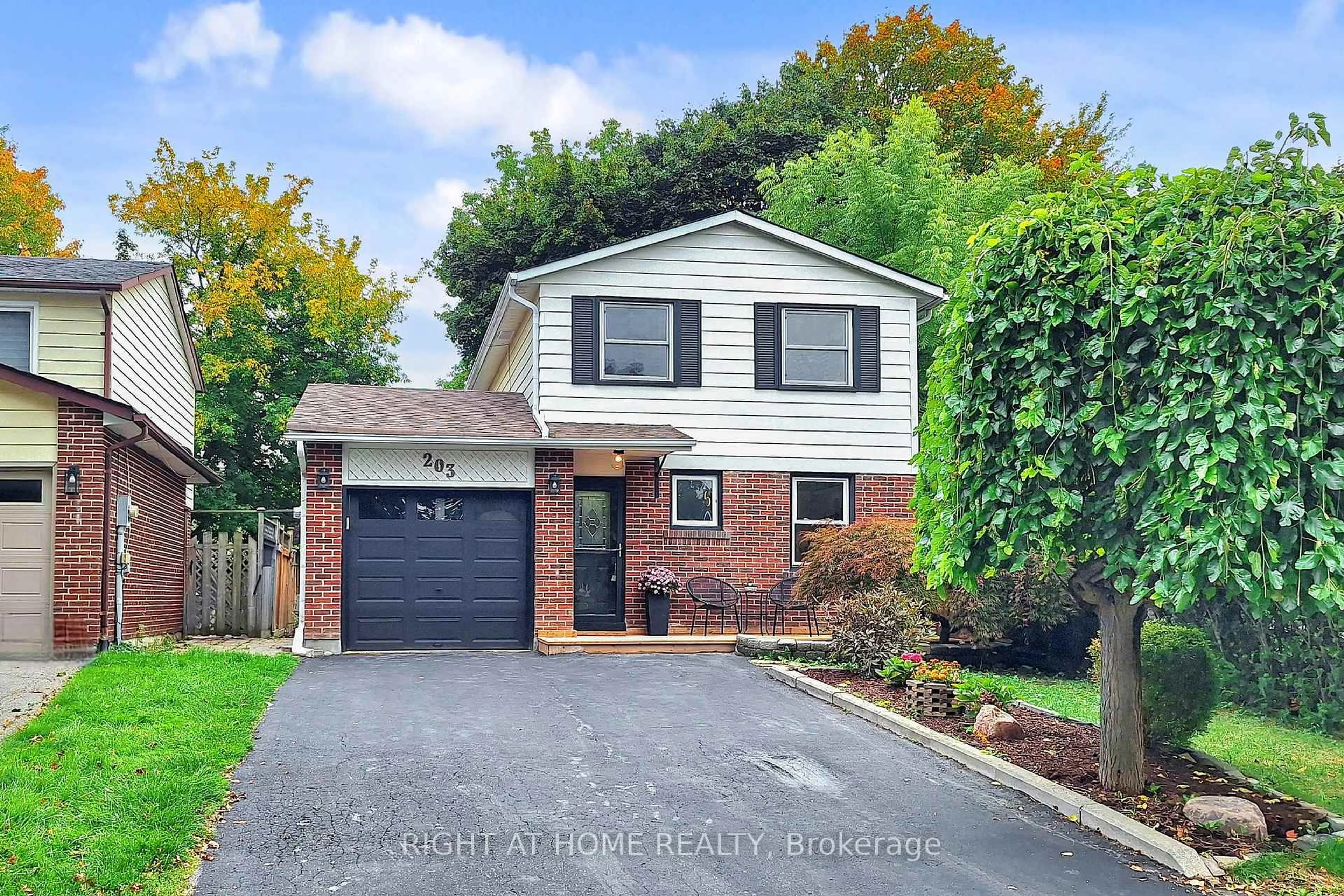 Home with brick exterior material, street for 203 Thoms Cres, Newmarket Ontario L3Y 1C9
