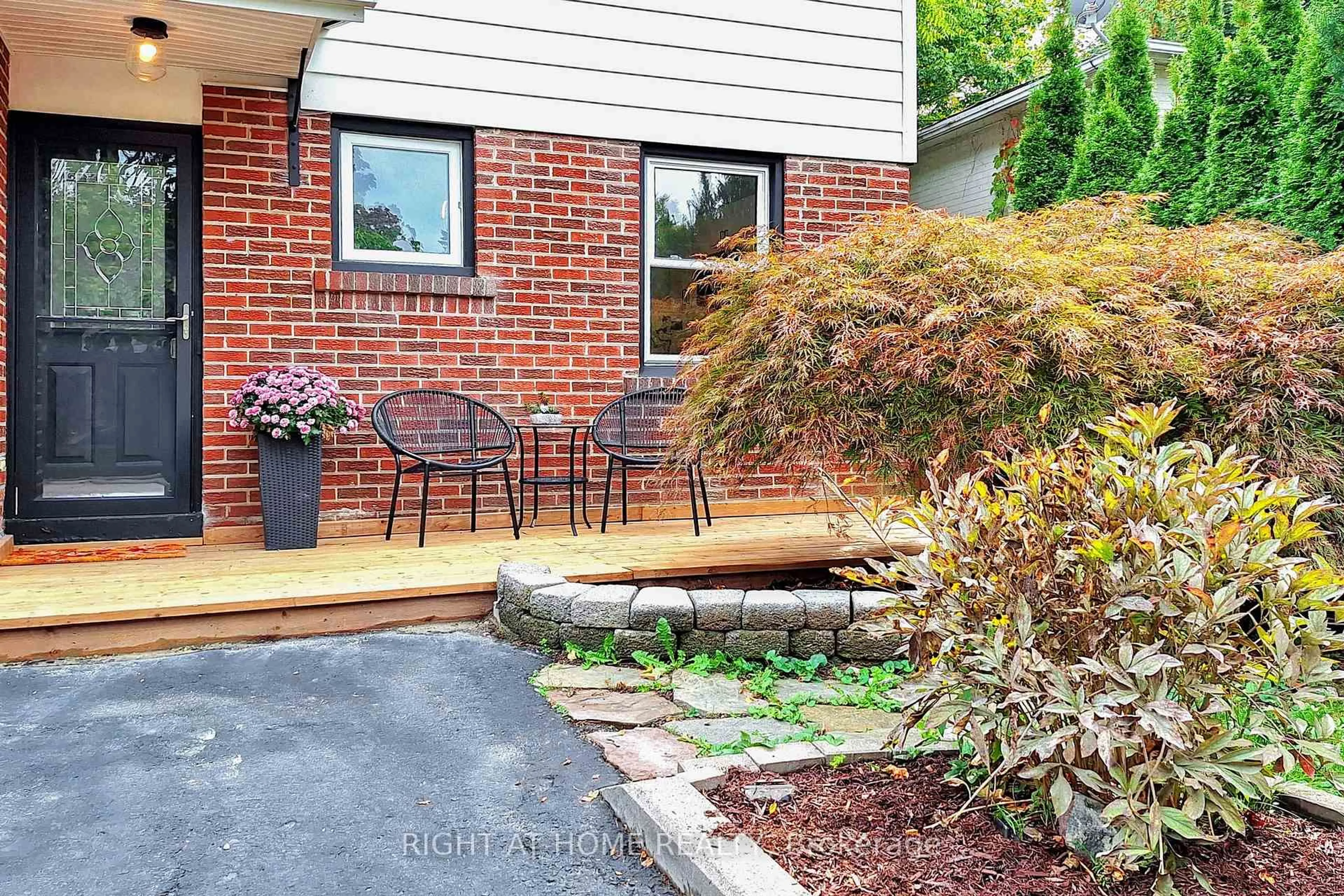 Home with brick exterior material, street for 203 Thoms Cres, Newmarket Ontario L3Y 1C9