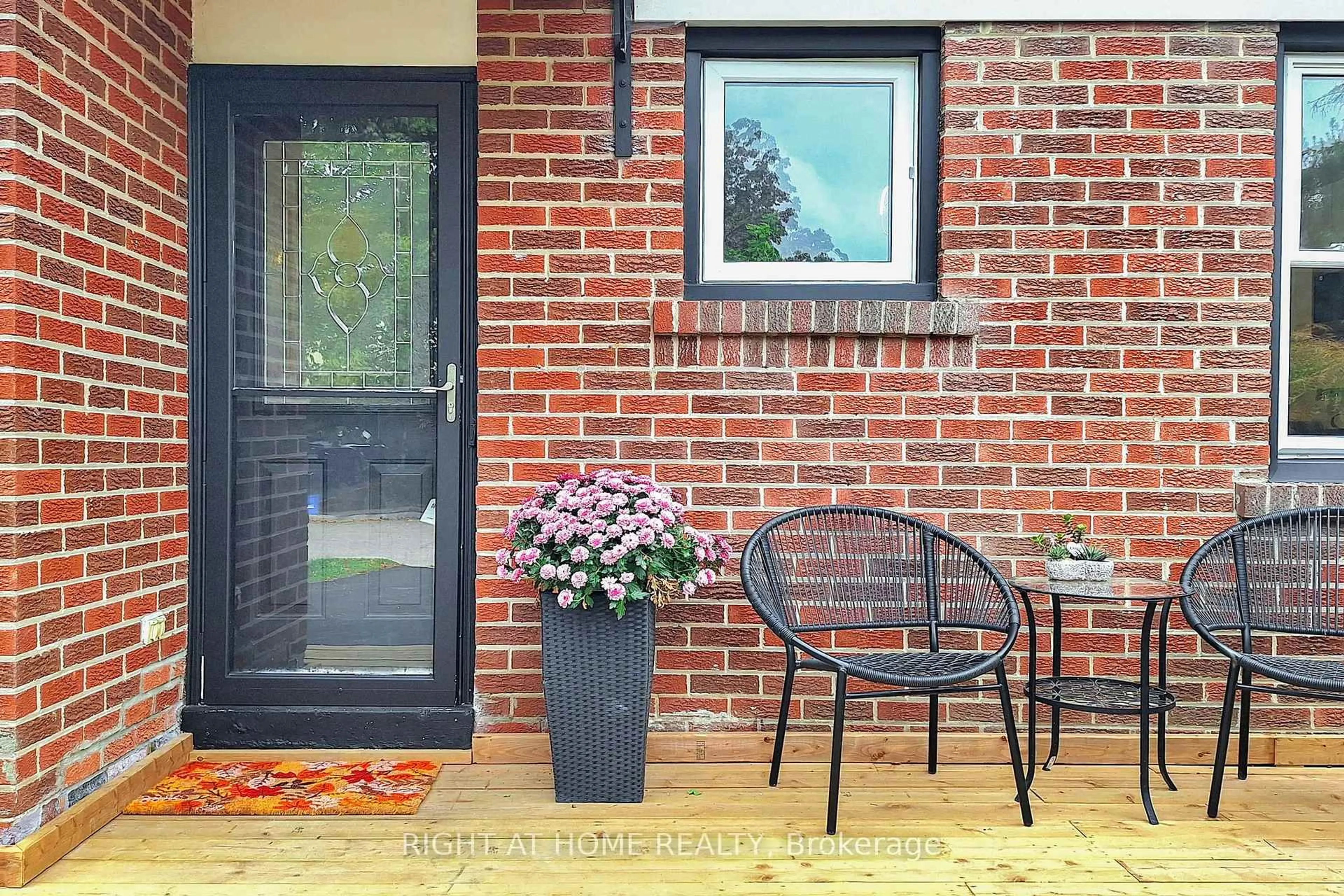 Unknown for 203 Thoms Cres, Newmarket Ontario L3Y 1C9