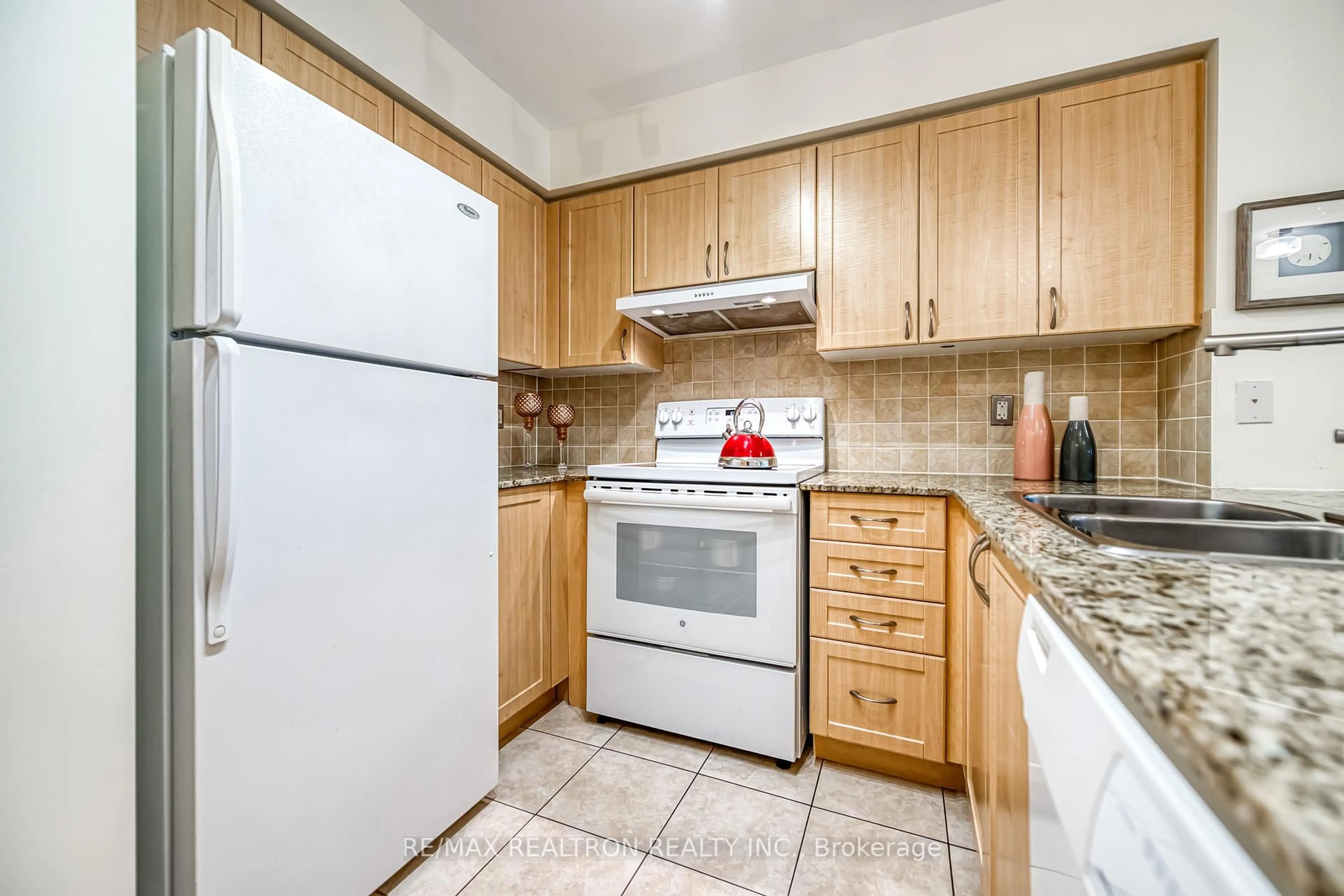 Standard kitchen, unknown for 32 Clegg Rd #209, Markham Ontario L6G 0B2