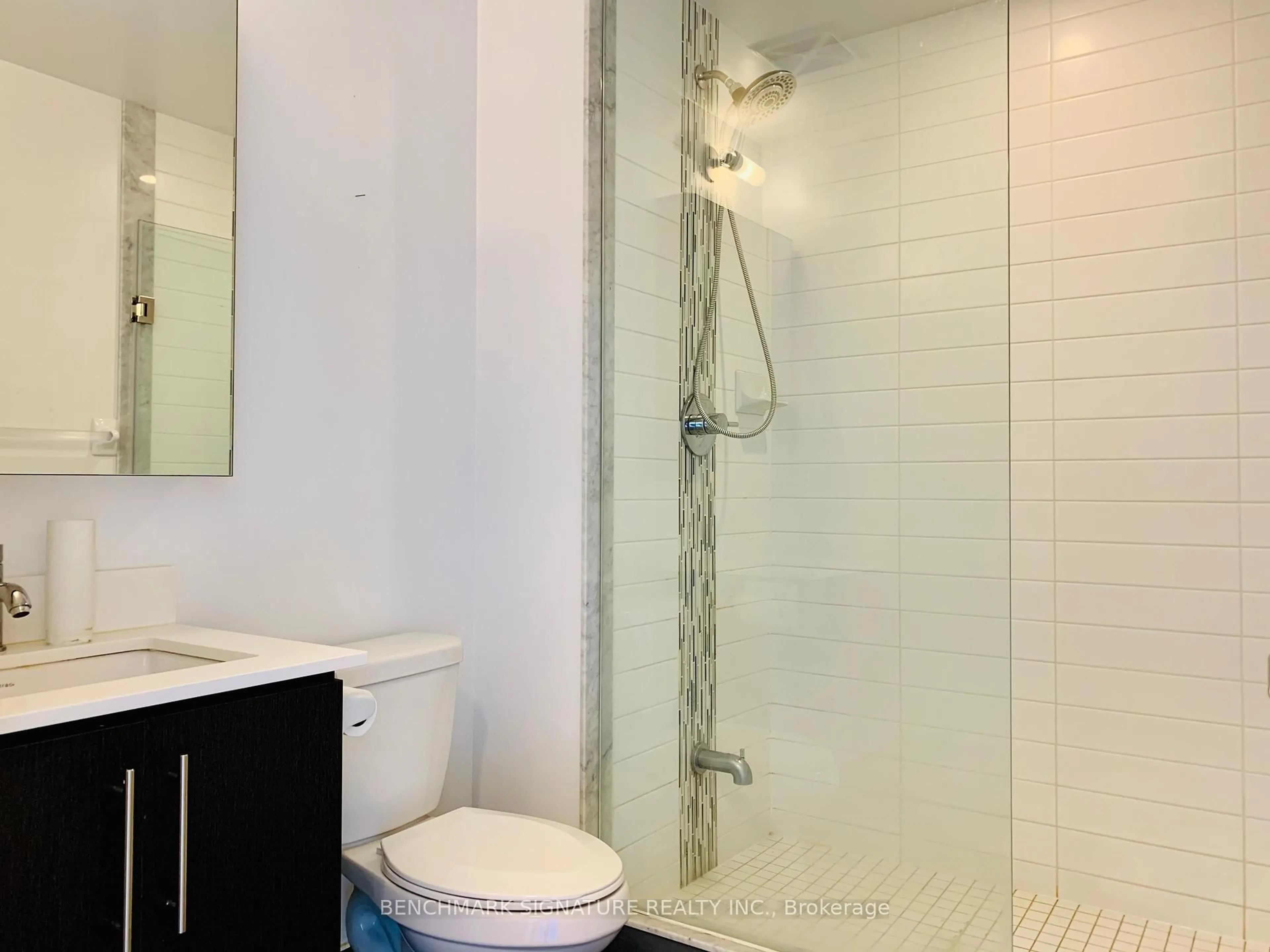 Standard bathroom, ceramic/tile floor for 55 Oneida Cres #1908, Richmond Hill Ontario L4B 4T9