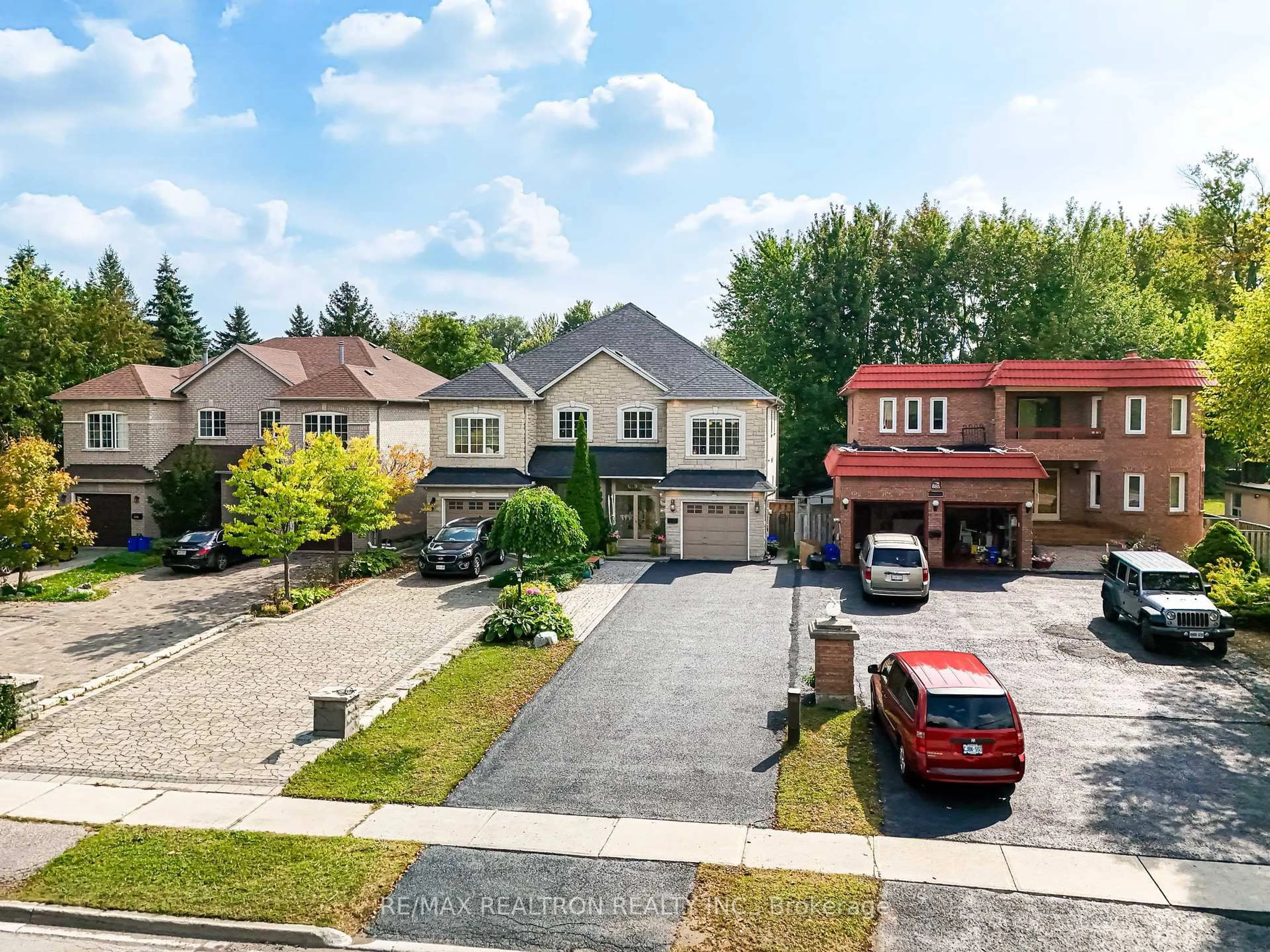 A pic from outside/outdoor area/front of a property/back of a property/a pic from drone, street for 693 16th Ave, Richmond Hill Ontario L4C 7A8