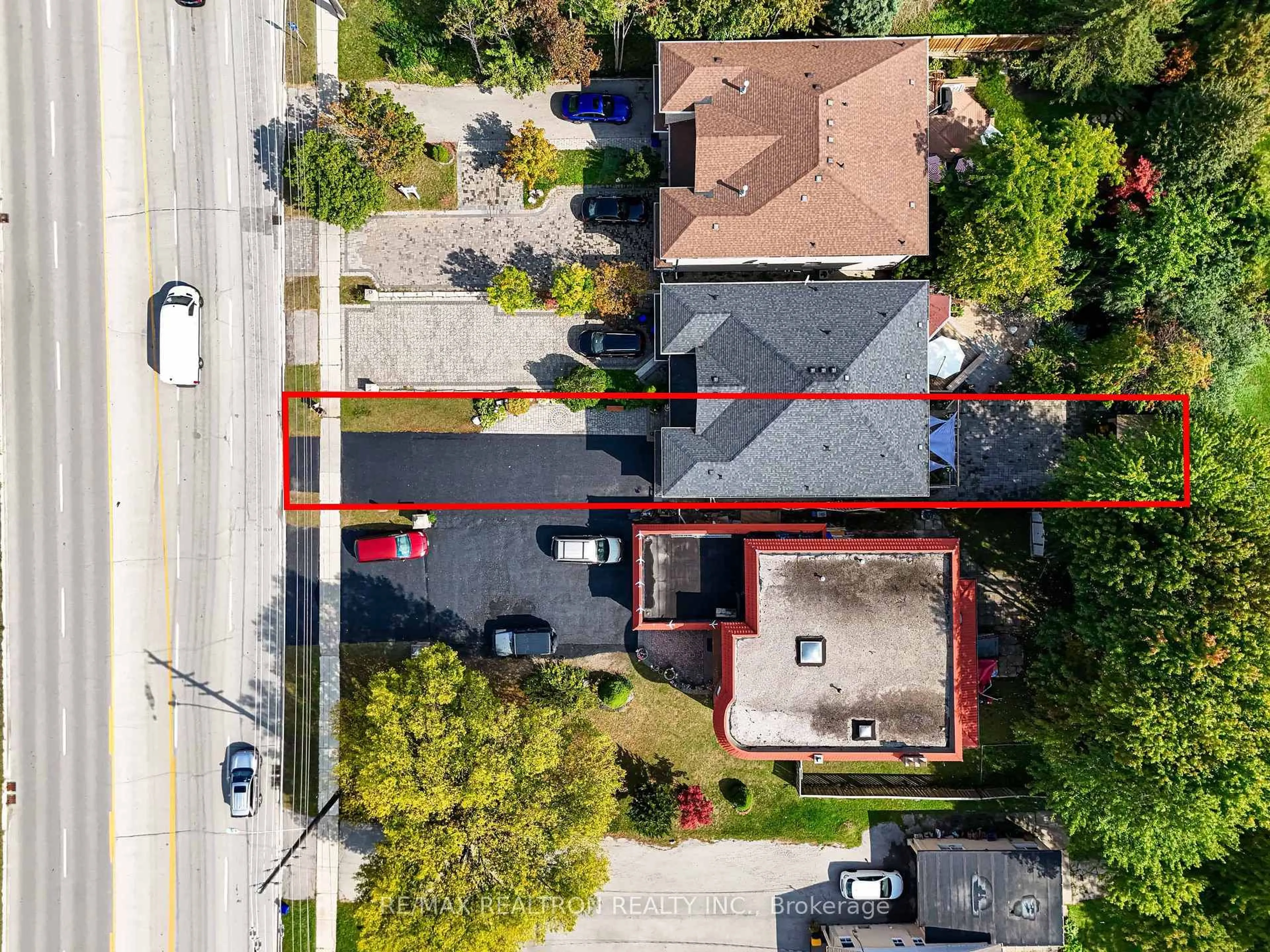A pic from outside/outdoor area/front of a property/back of a property/a pic from drone, street for 693 16th Ave, Richmond Hill Ontario L4C 7A8