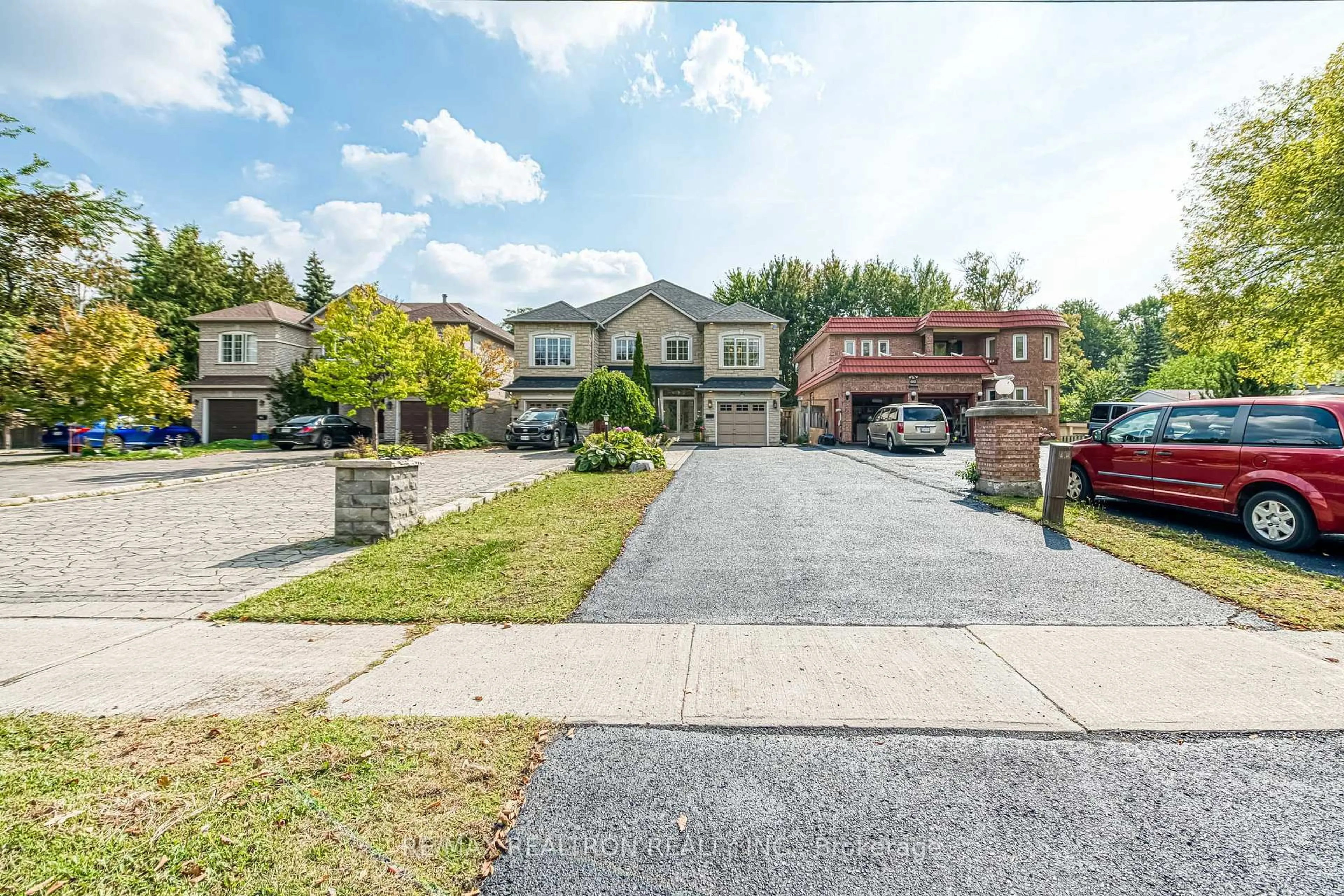 A pic from outside/outdoor area/front of a property/back of a property/a pic from drone, street for 693 16th Ave, Richmond Hill Ontario L4C 7A8