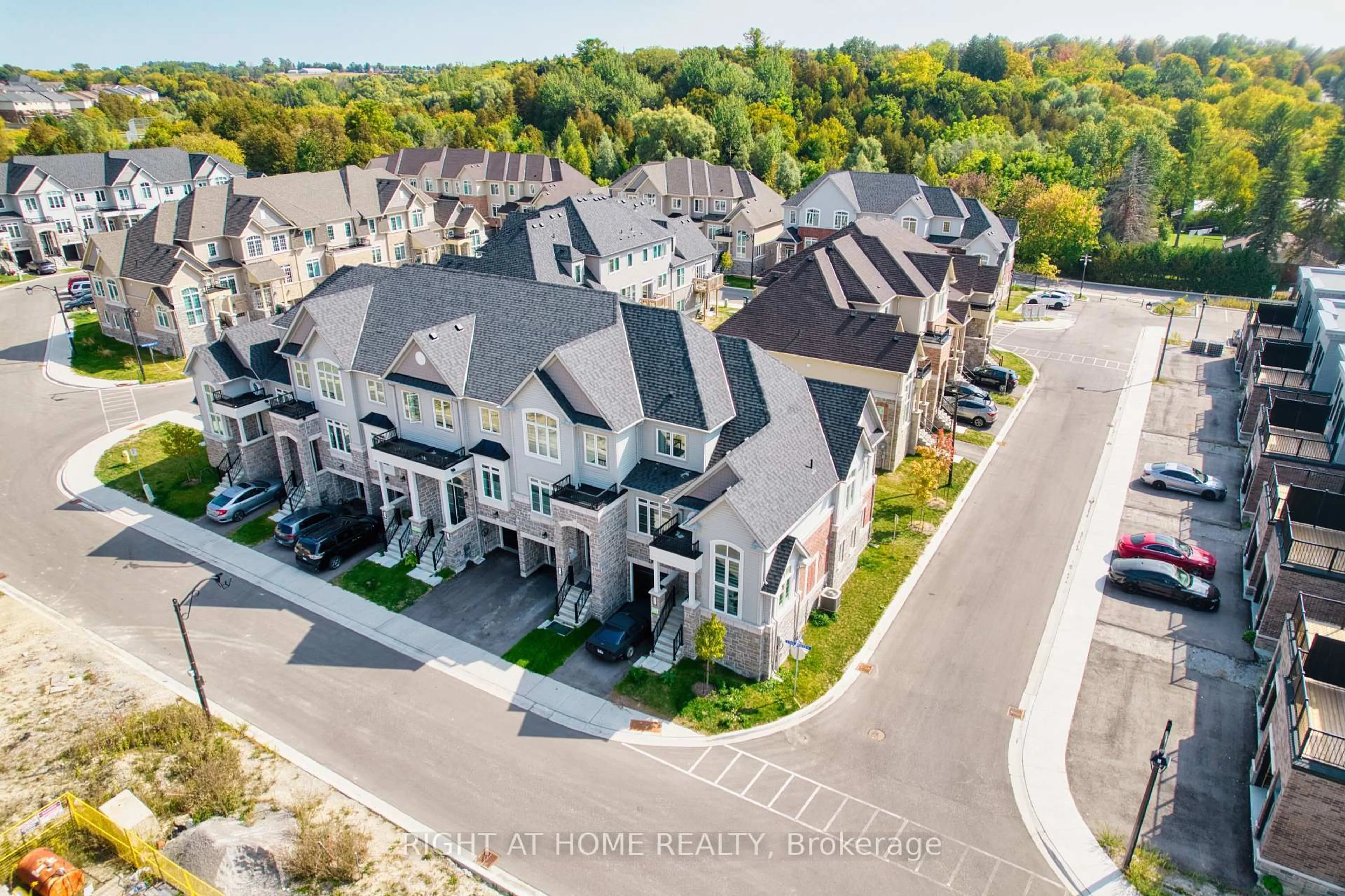 A pic from outside/outdoor area/front of a property/back of a property/a pic from drone, street for 21 Lyall Stokes Circ, East Gwillimbury Ontario L0G 1M0