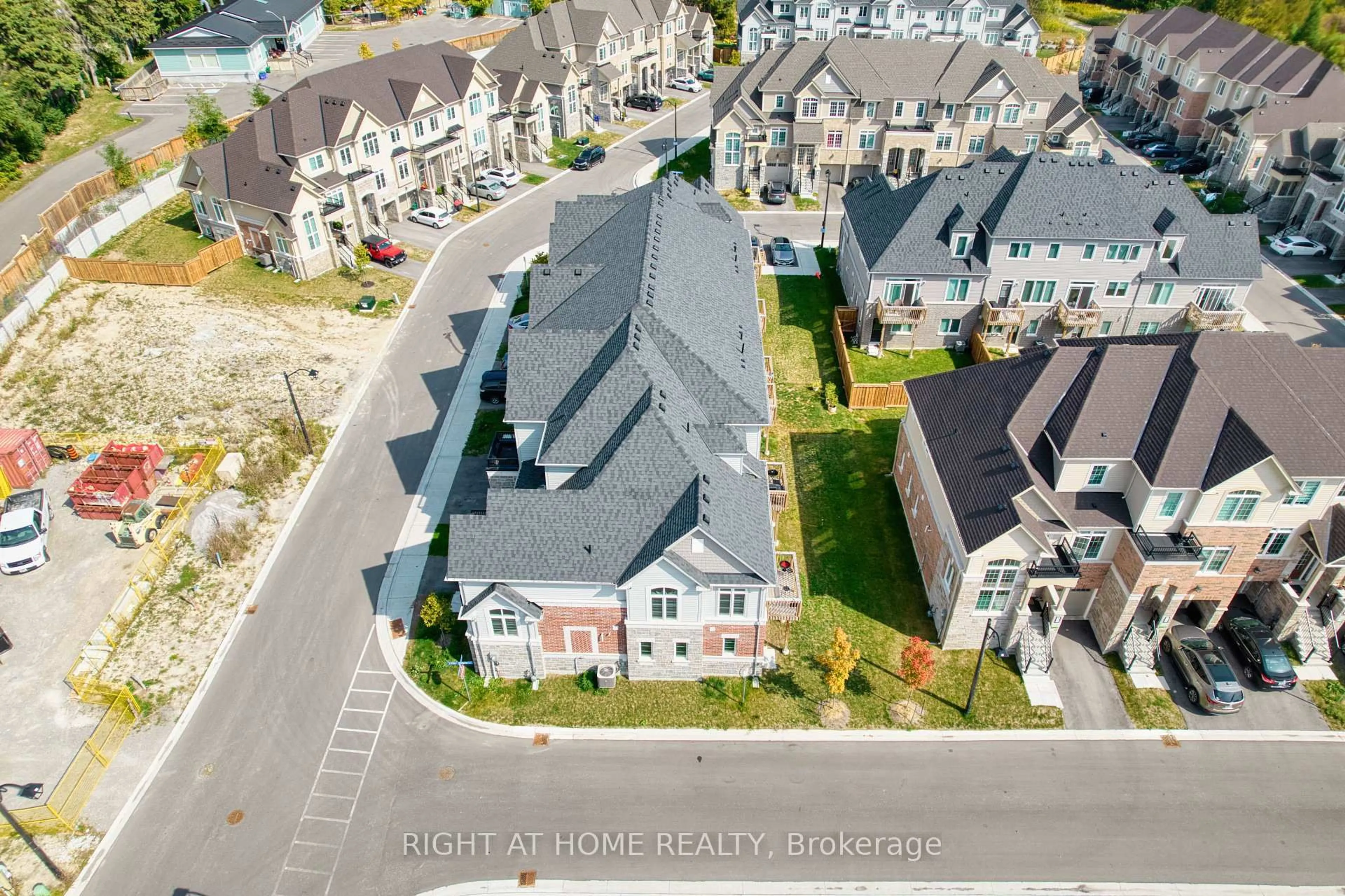 A pic from outside/outdoor area/front of a property/back of a property/a pic from drone, street for 21 Lyall Stokes Circ, East Gwillimbury Ontario L0G 1M0