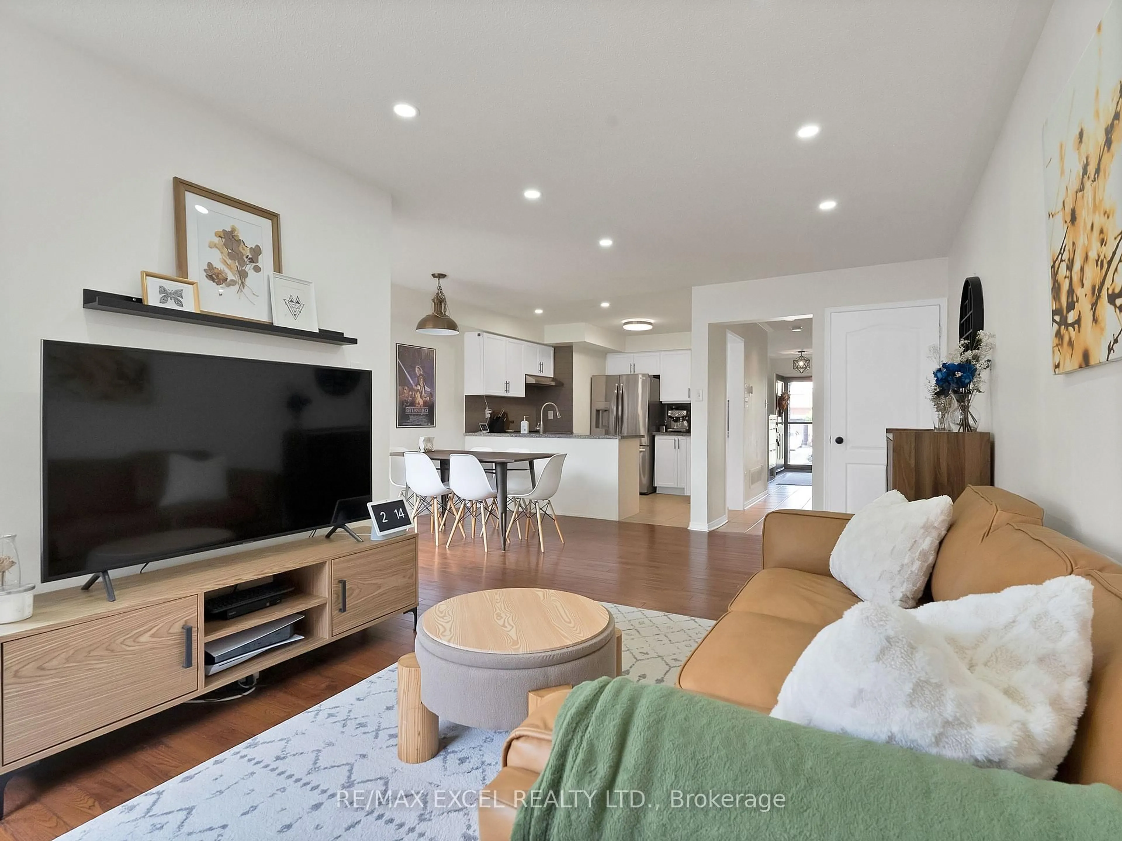 Living room with furniture, unknown for 26 Lilly Mckeowan Cres, East Gwillimbury Ontario L0G 1M0