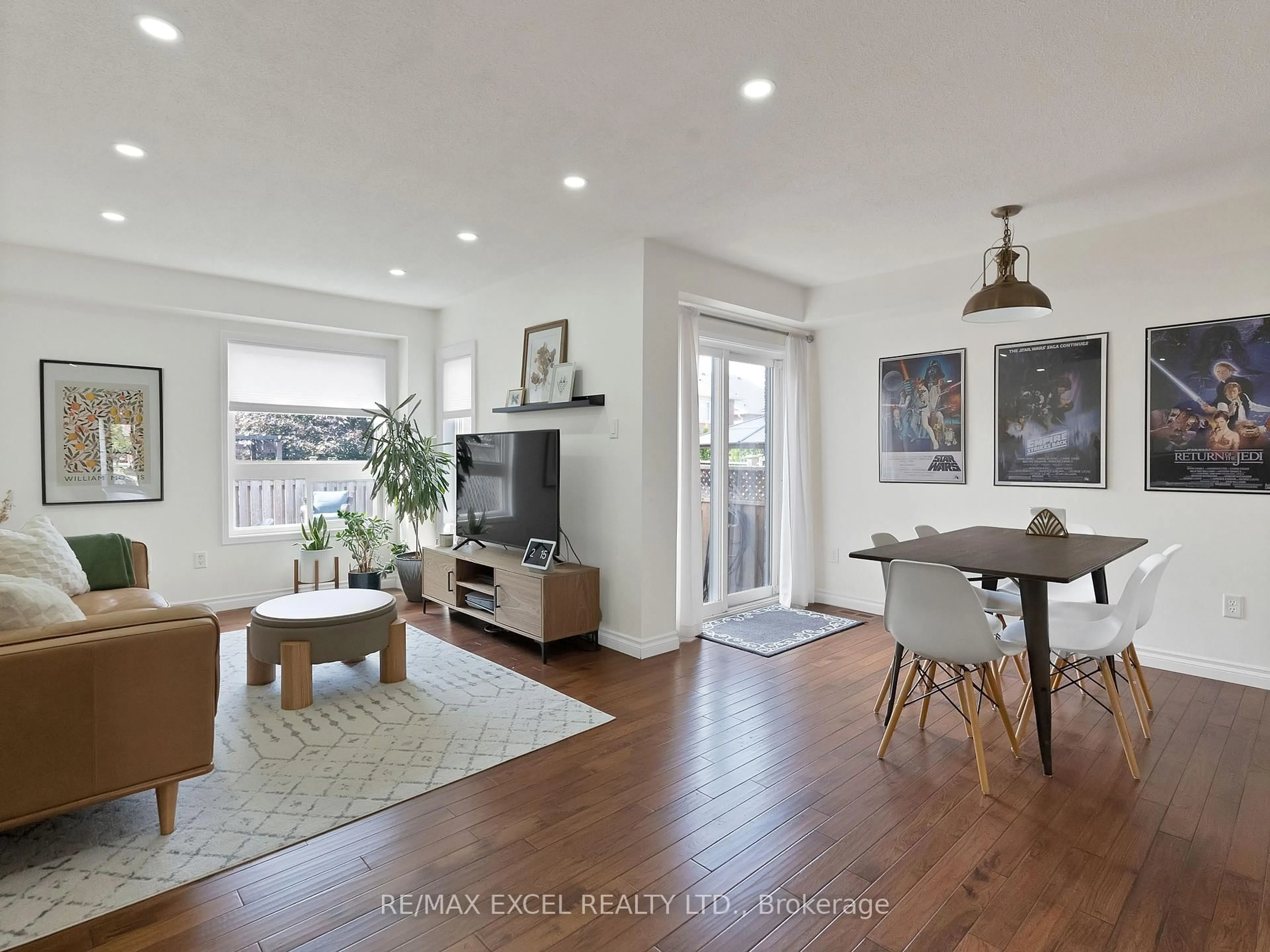 Living room with furniture, wood/laminate floor for 26 Lilly Mckeowan Cres, East Gwillimbury Ontario L0G 1M0