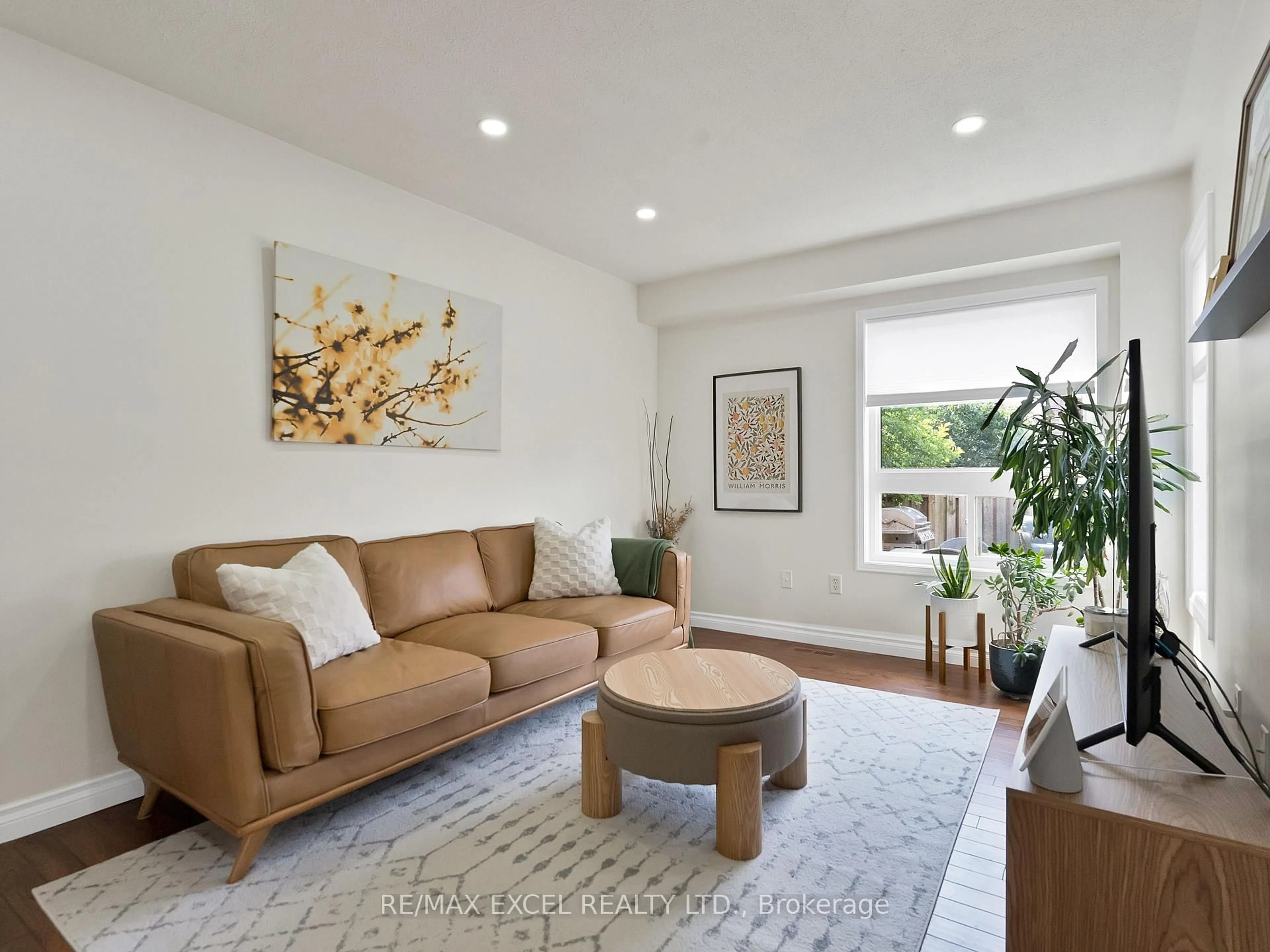 Living room with furniture, unknown for 26 Lilly Mckeowan Cres, East Gwillimbury Ontario L0G 1M0