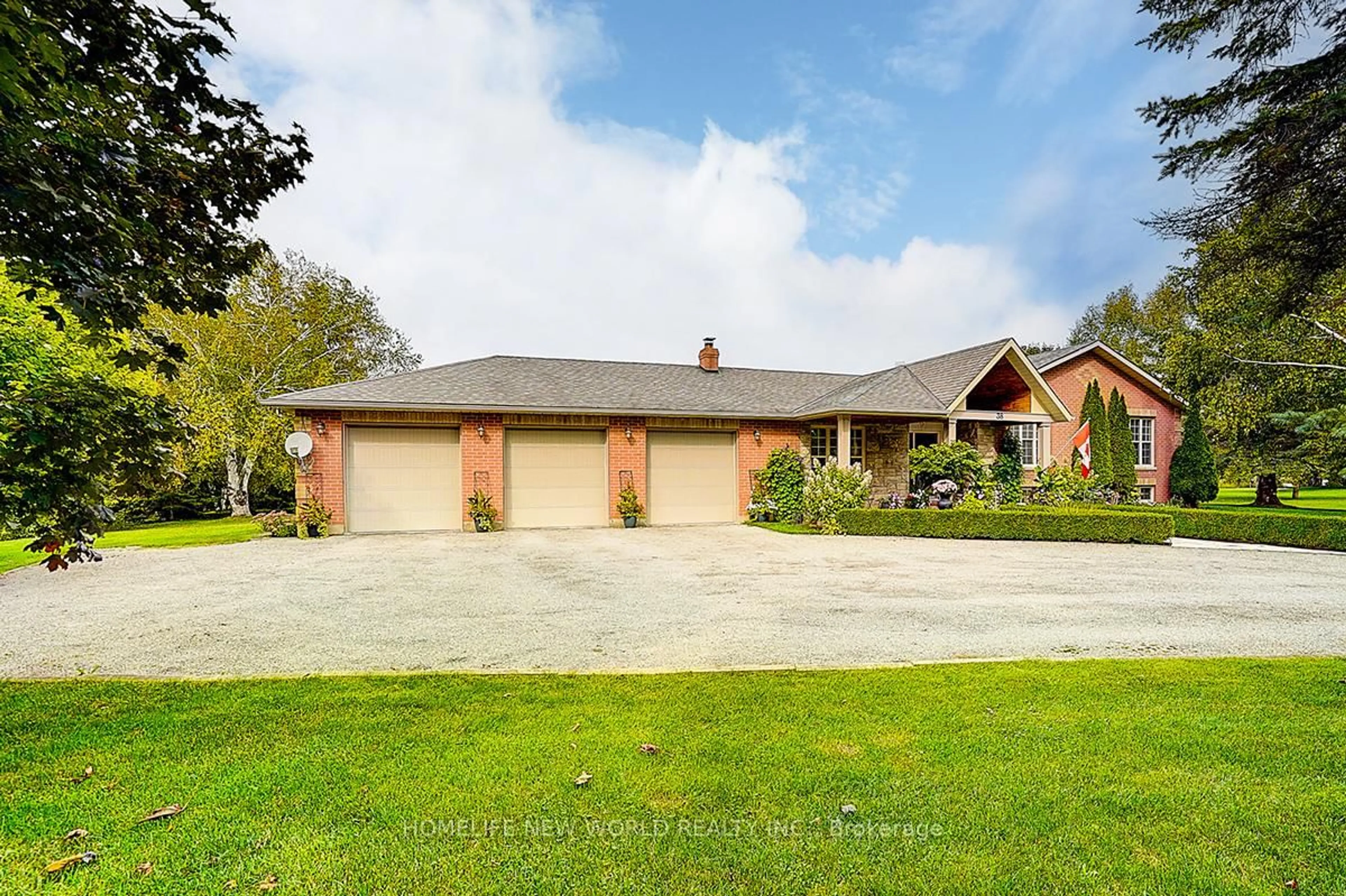 A pic from outside/outdoor area/front of a property/back of a property/a pic from drone, street for 38 Audubon Way, Georgina Ontario L0E 1A0